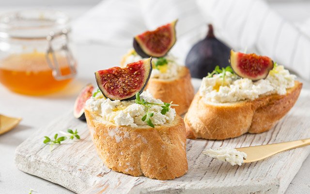 Blue cheese and crackers