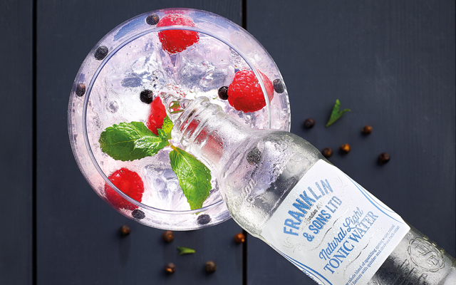 Franklin Sons Naturally Light Tonic Water pour into gin copa