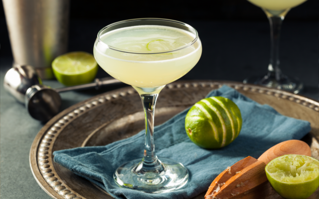 Gimlet gin cocktail.png