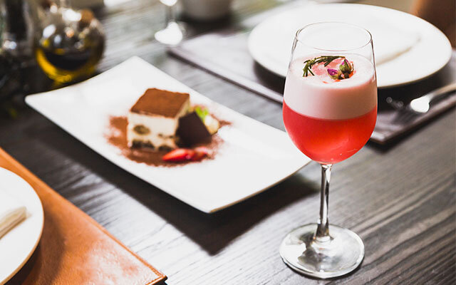 Rosehip gin sour