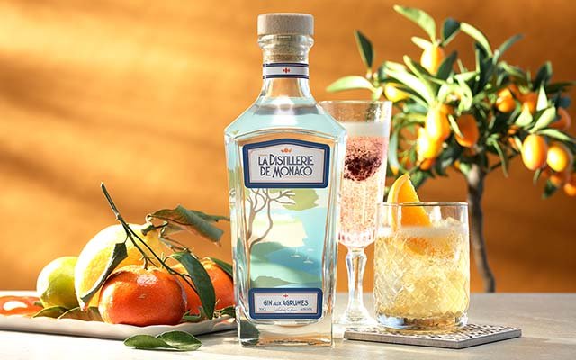A bottle of gin and two cocktails