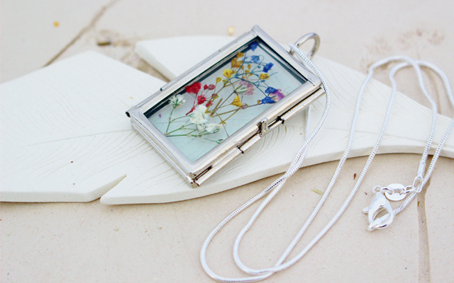 flowernecklace.png