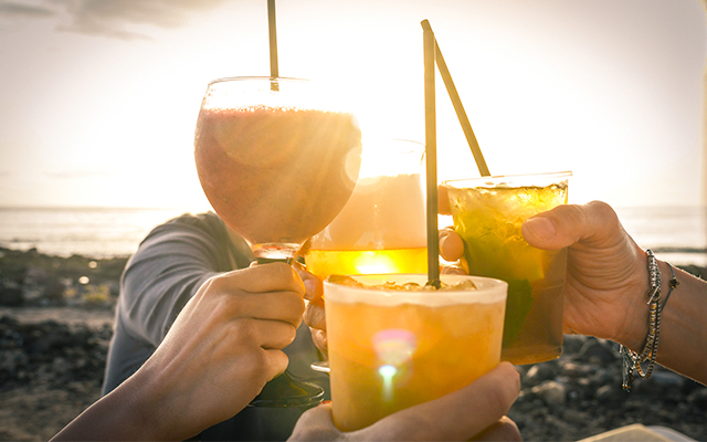 FRIENDS-PICNIC-GIN-COCKTAILS-BEACH.jpg
