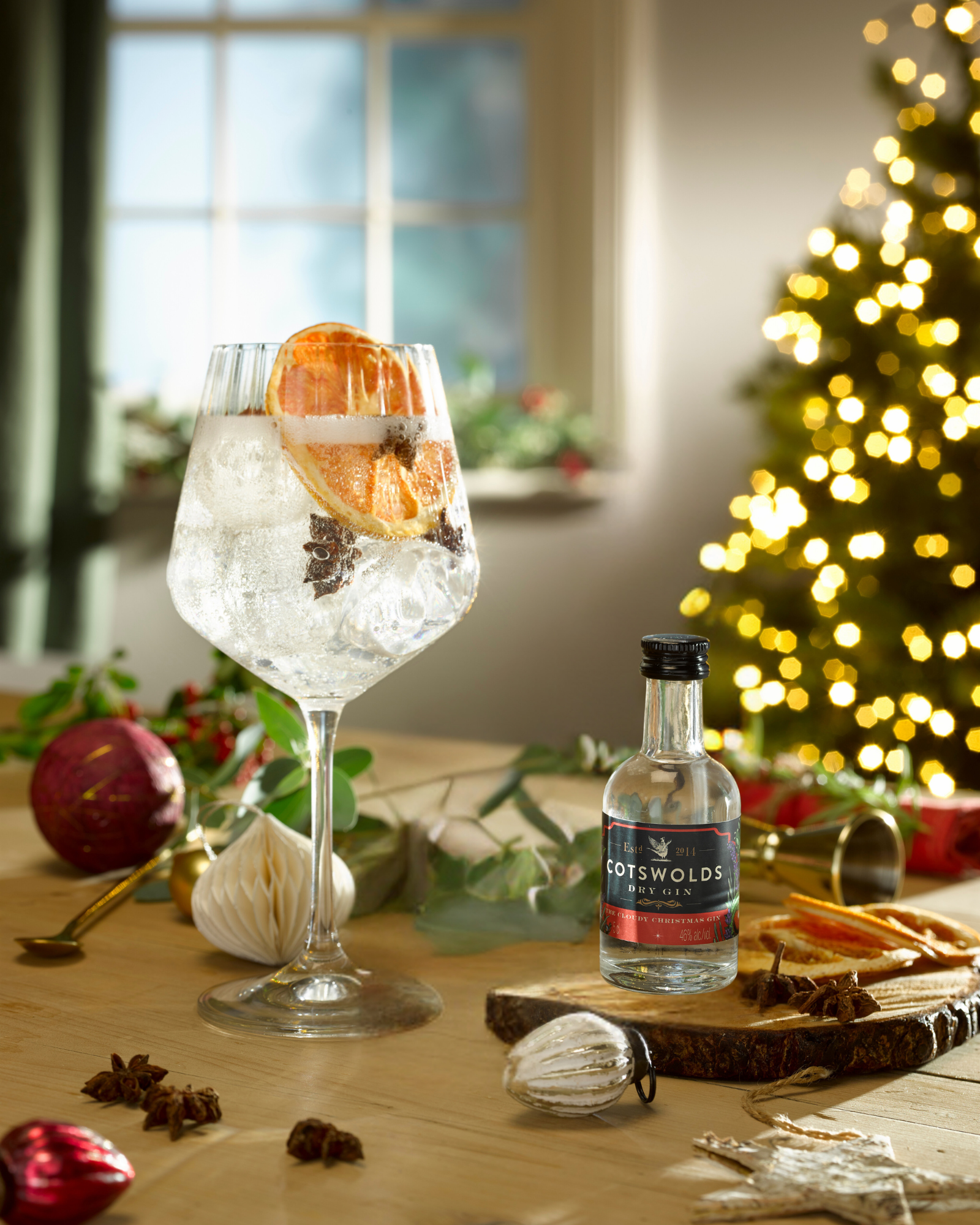 Cotswolds gin bottle mini with cocktail