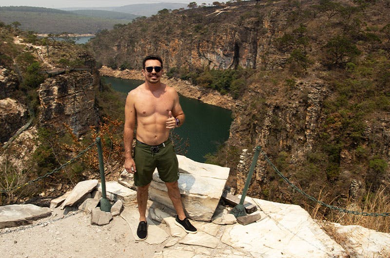 Homem em mirante de canyons de capitólio MG