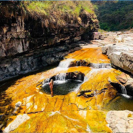 Mulher em cachoeira com piscina natural