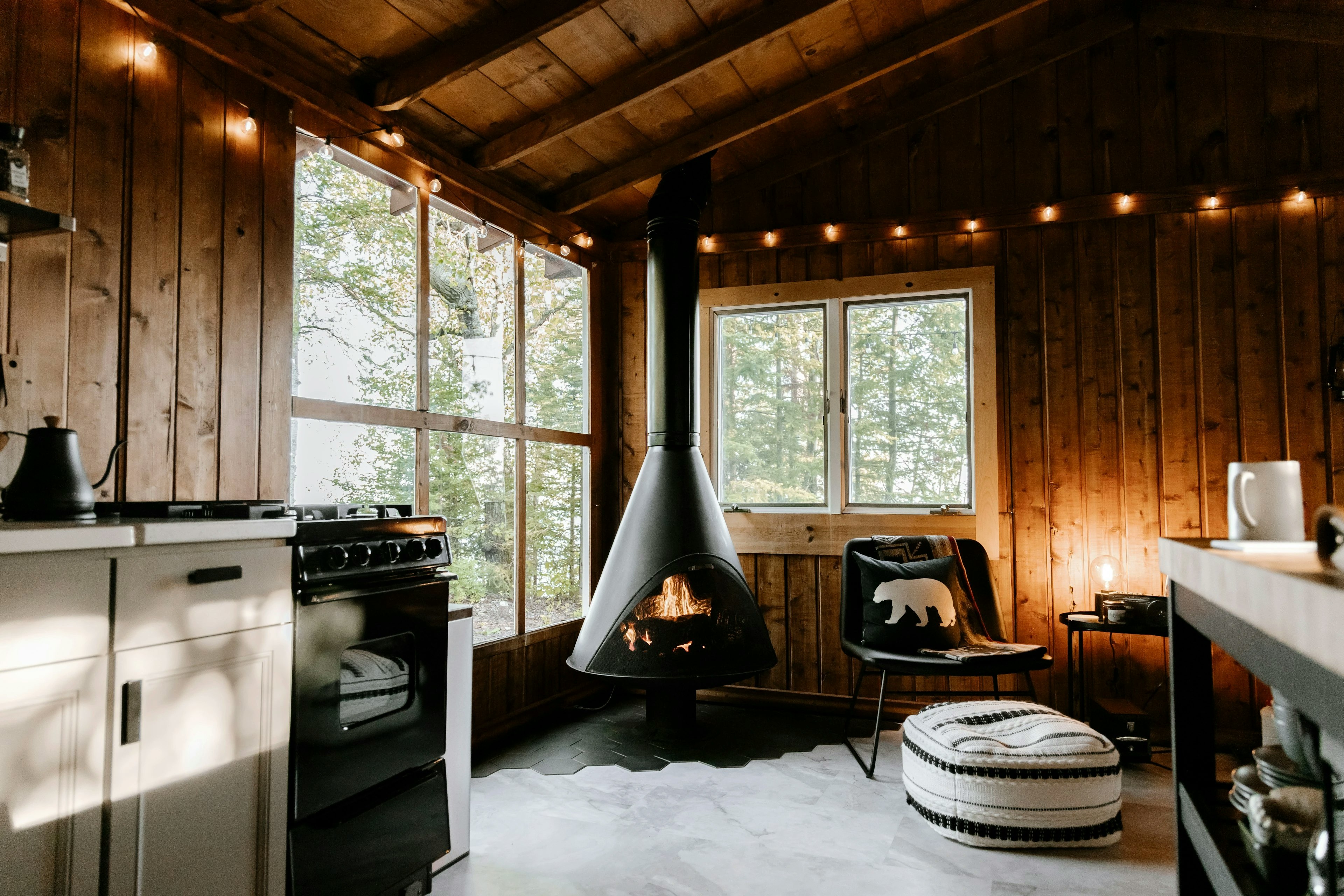 Intérieur du chalet, vu sur le poêle 