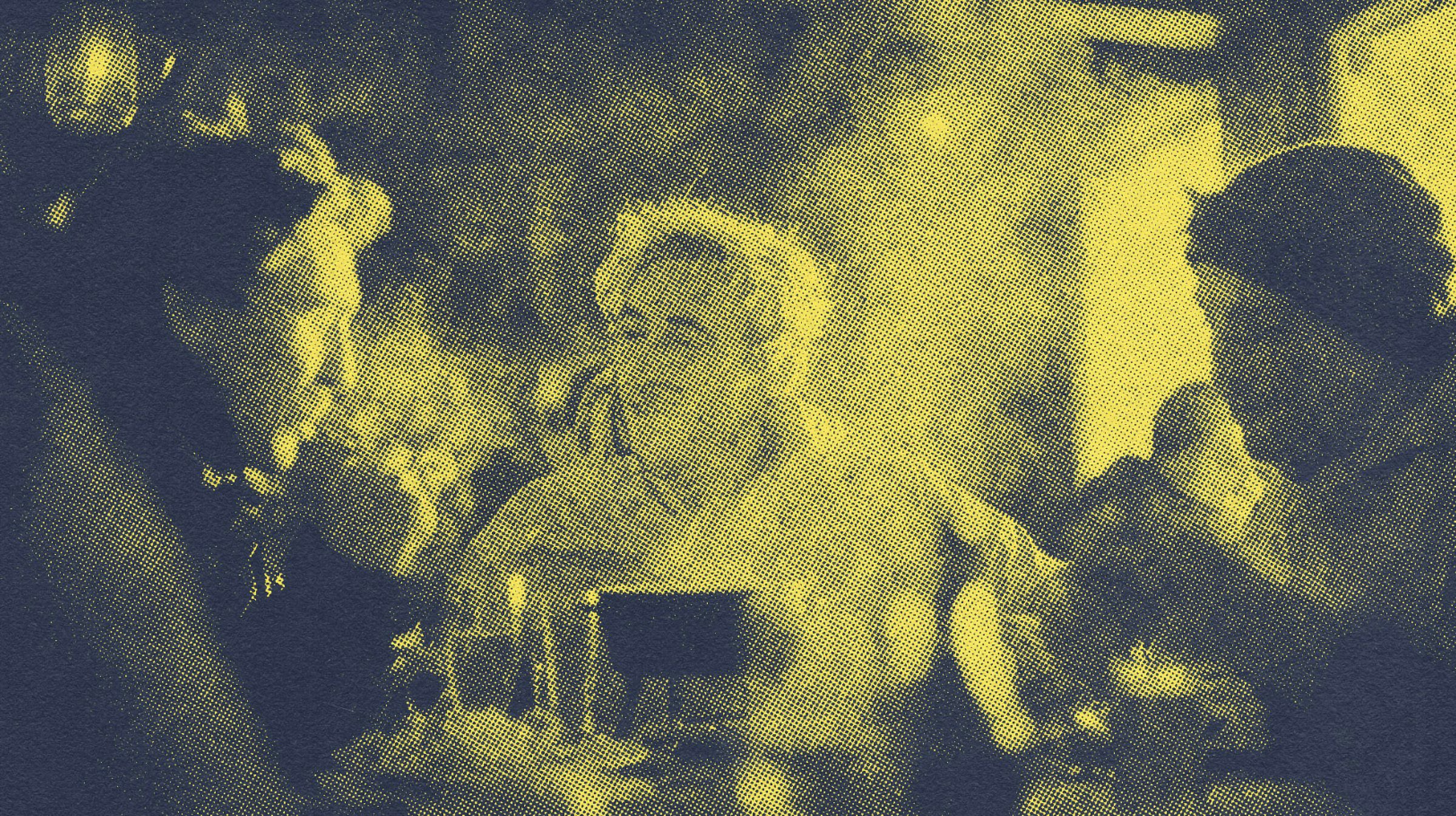 3 personnes en train de manger avec un filtre sur la photo 