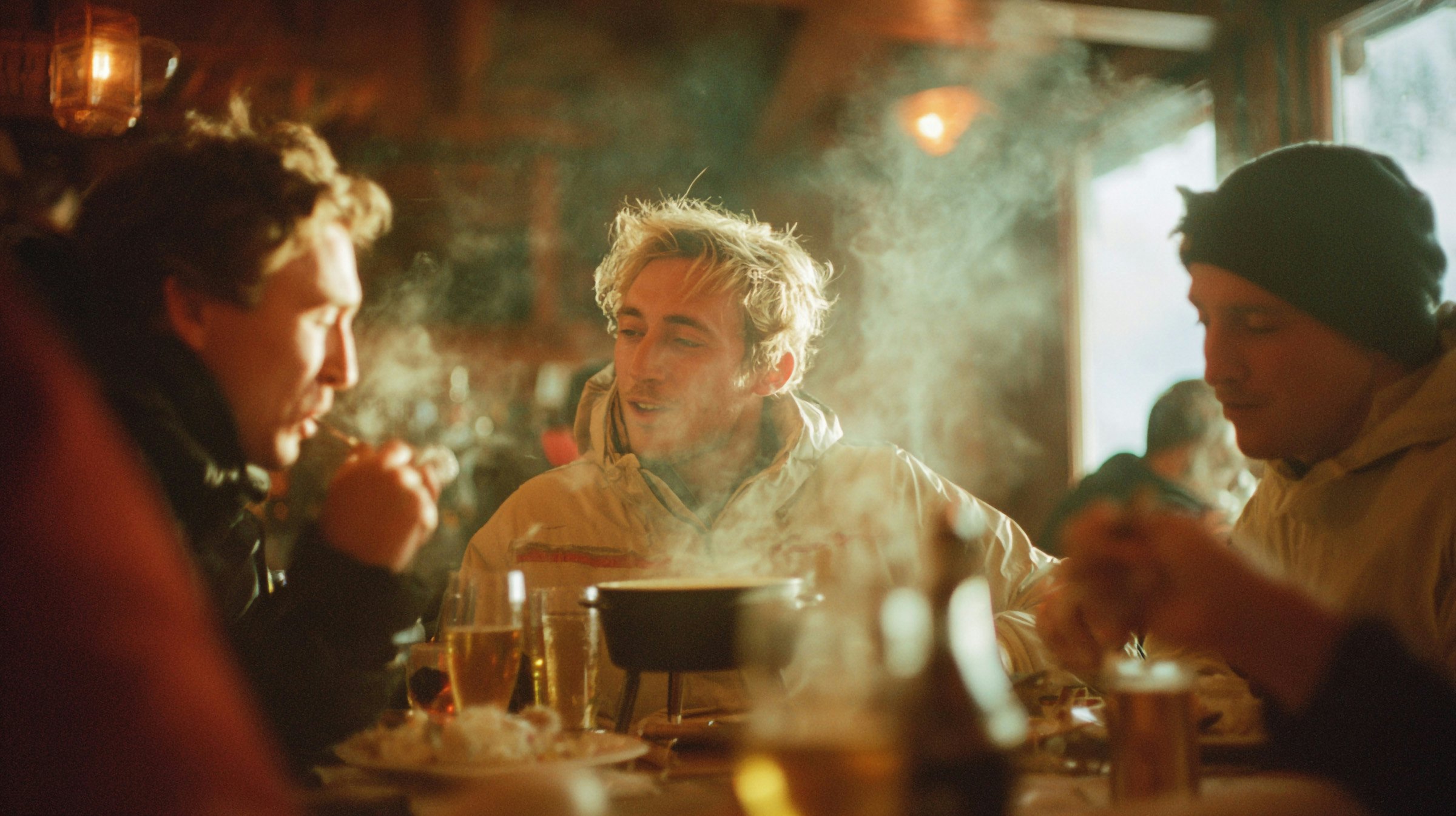 3 personnes en train de manger