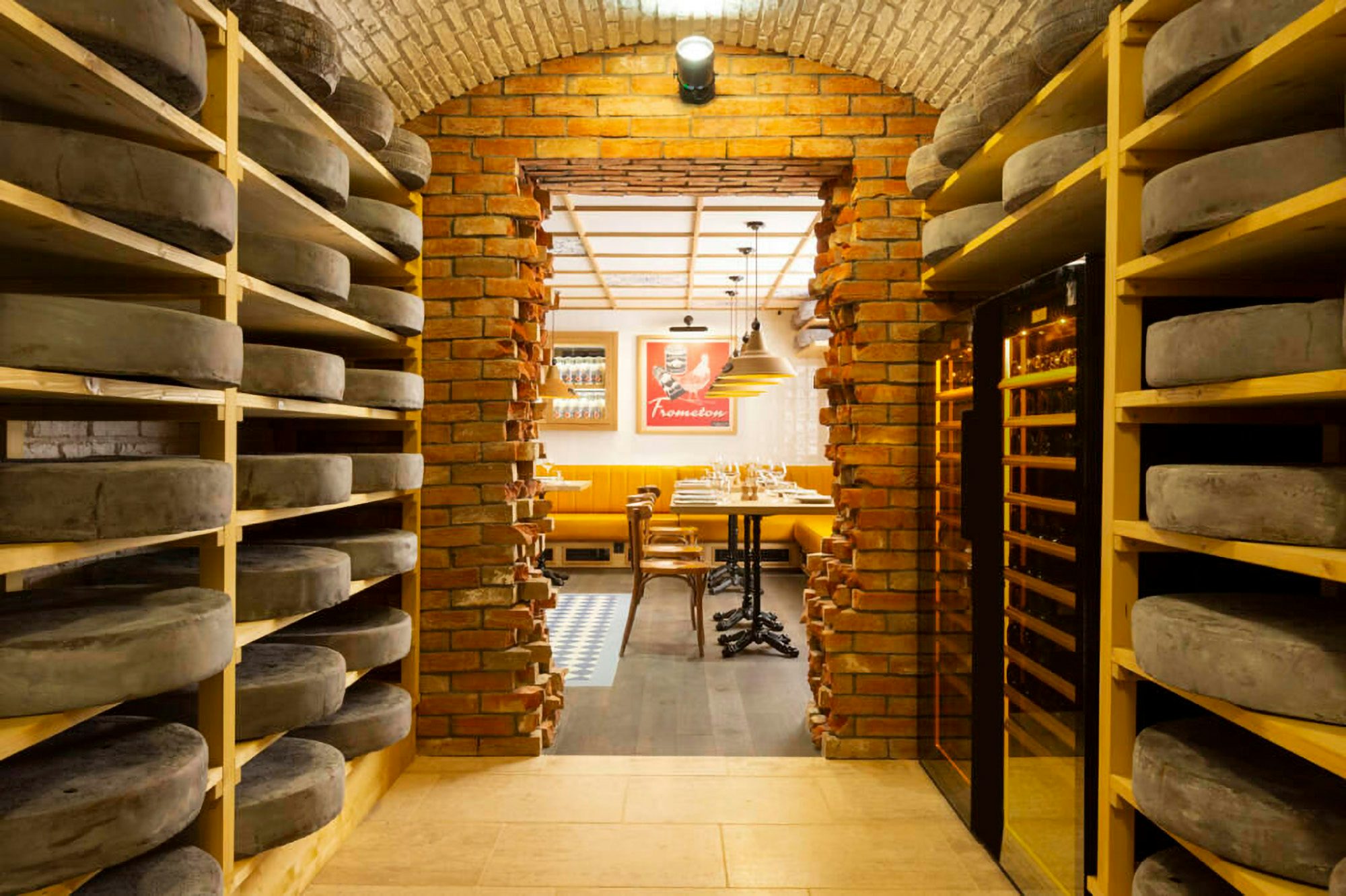 meules de fromage dans une cave à affinage 