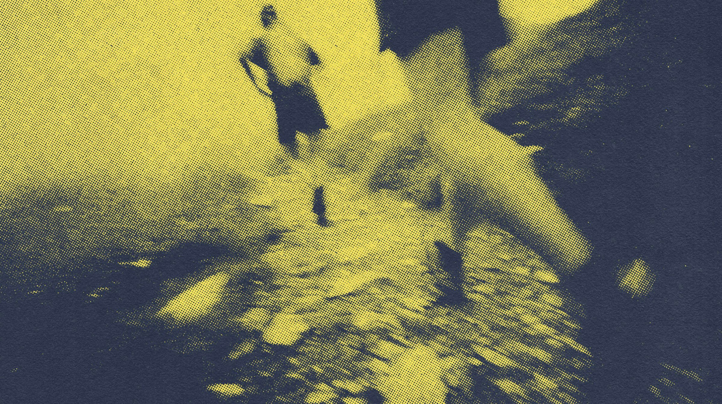 2 personnes en train de courir en montagne avec filtre jaune sur la photo 