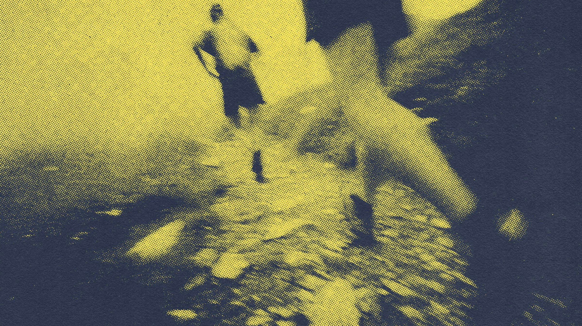 2 personnes en train de courir en montagne avec filtre jaune sur la photo 