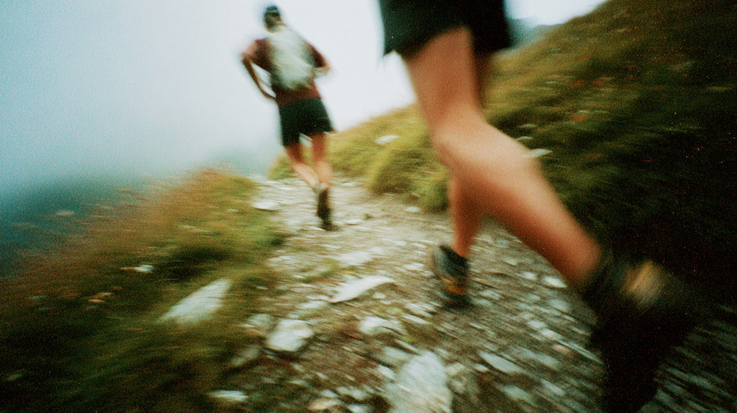 2 personnes en train de courir en montagne