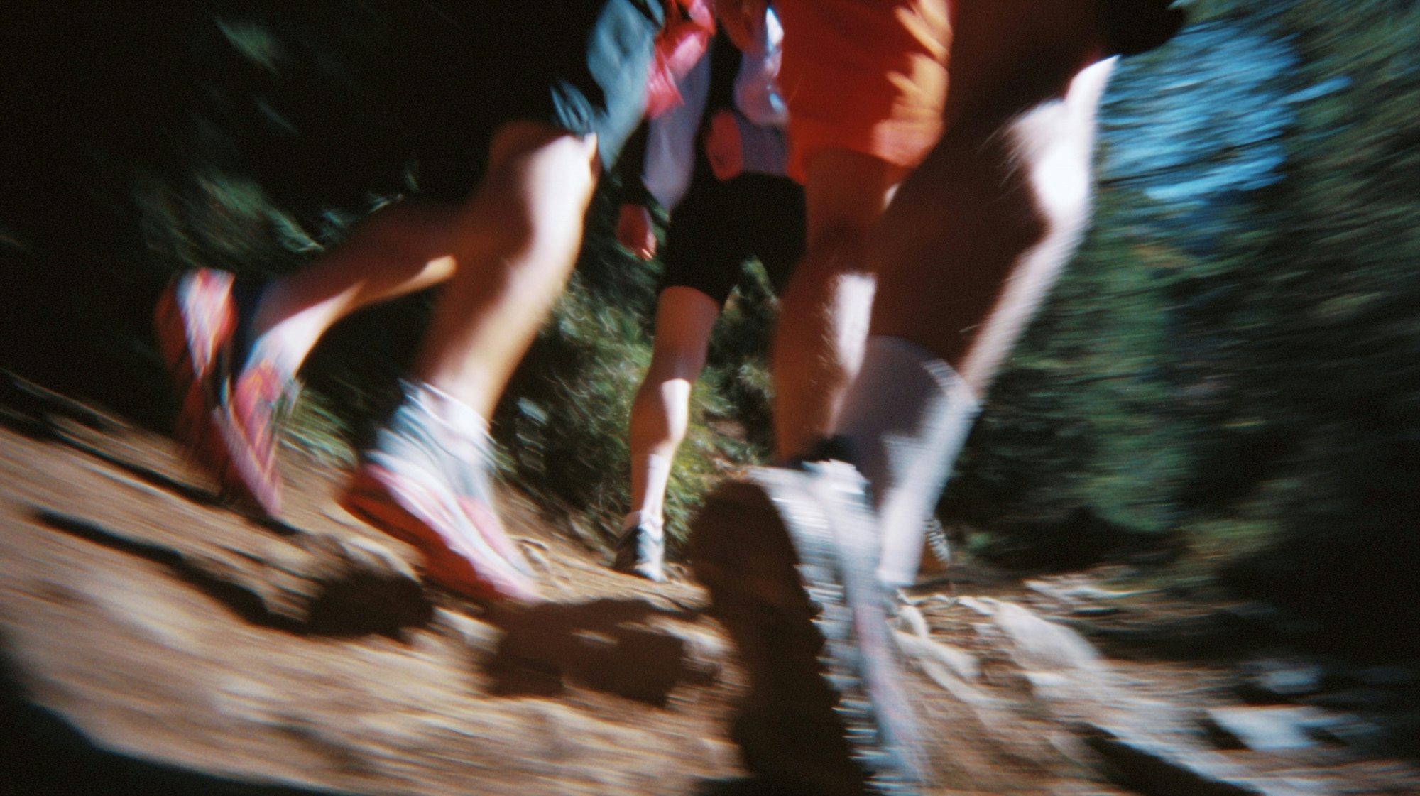 Focus sur les jambes de 3 coureurs en montagne 