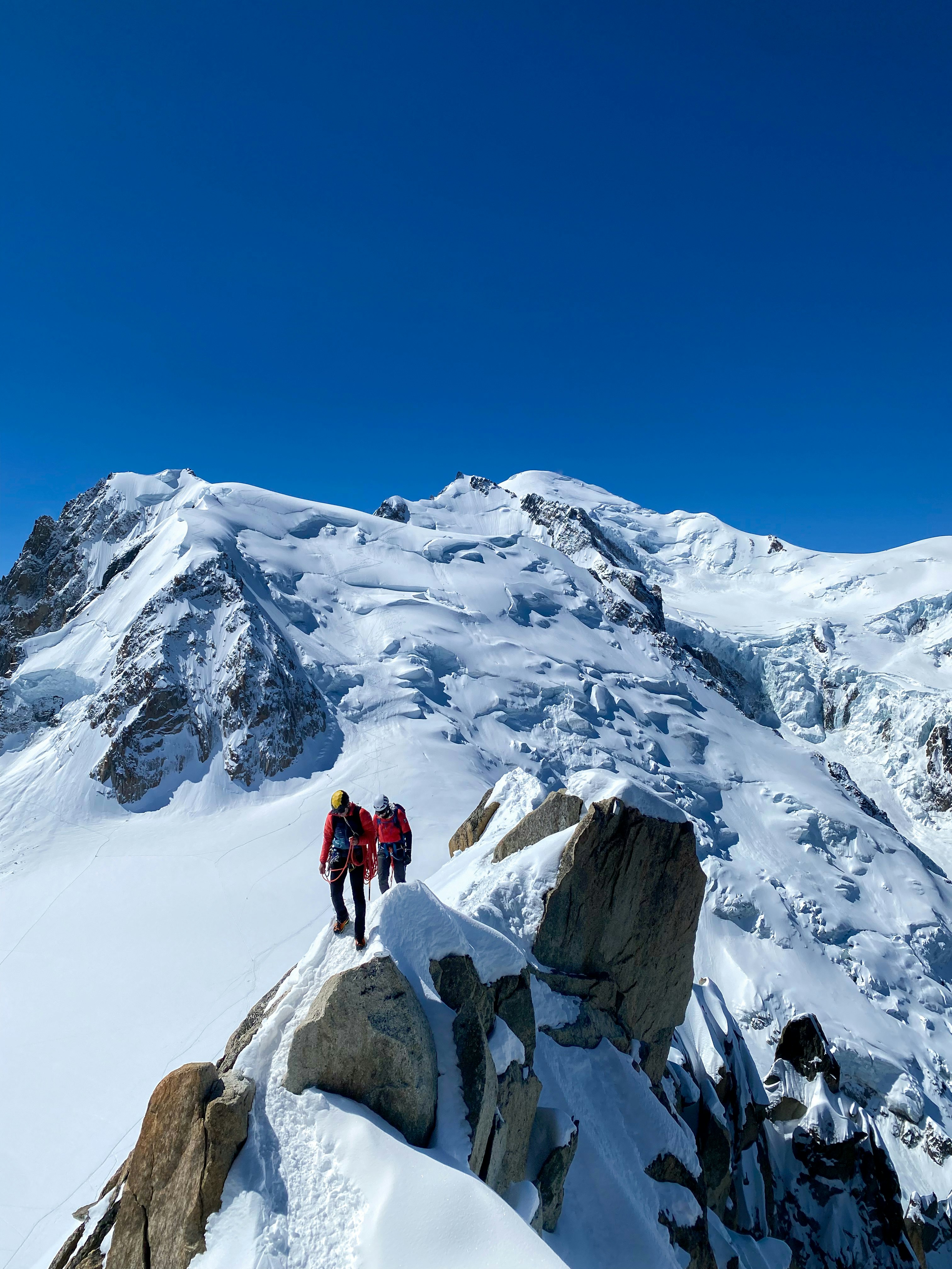 2 alpinistes sur une crête 
