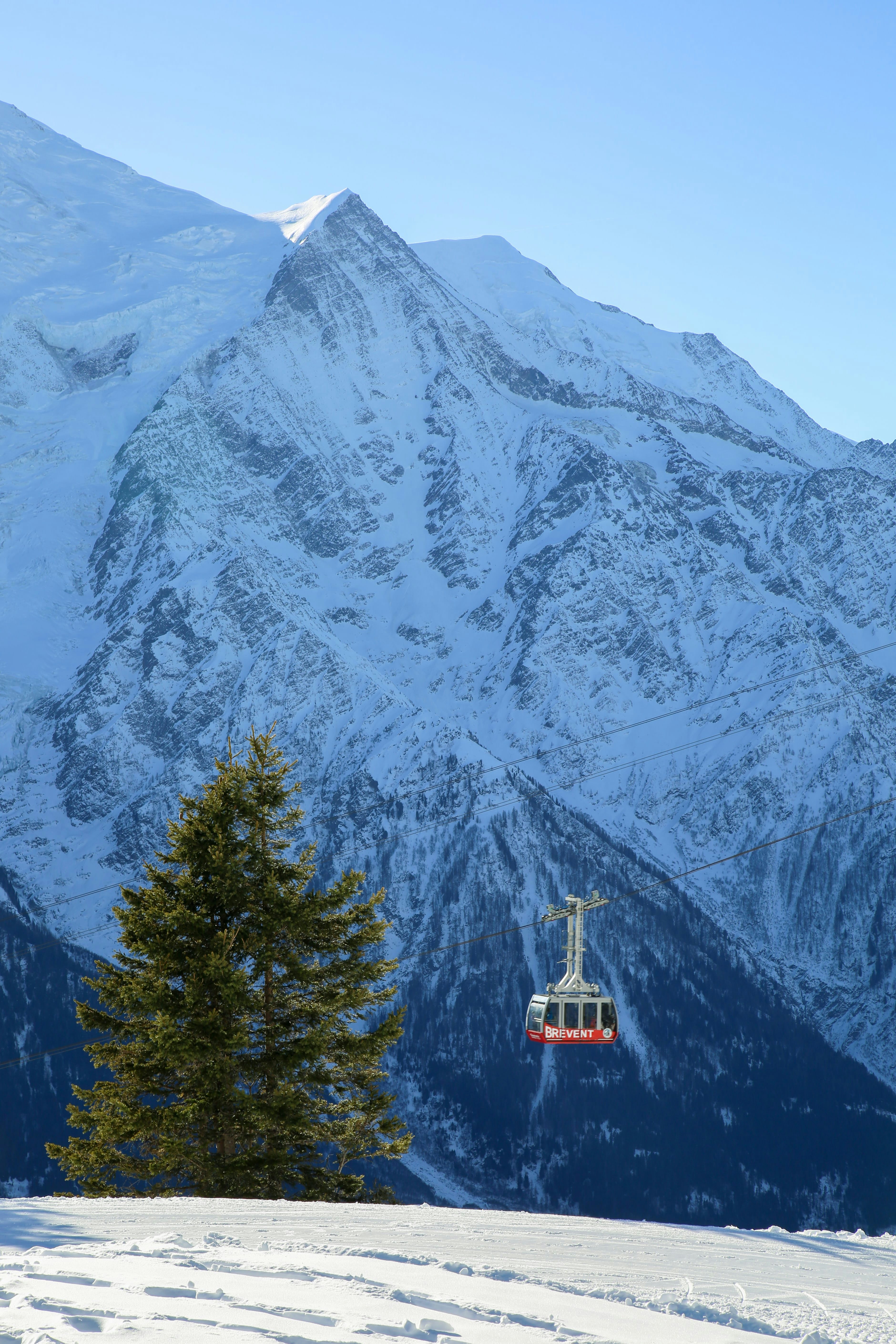 Mont Blanc en arrière plan et téléphérique du Brévent devant 