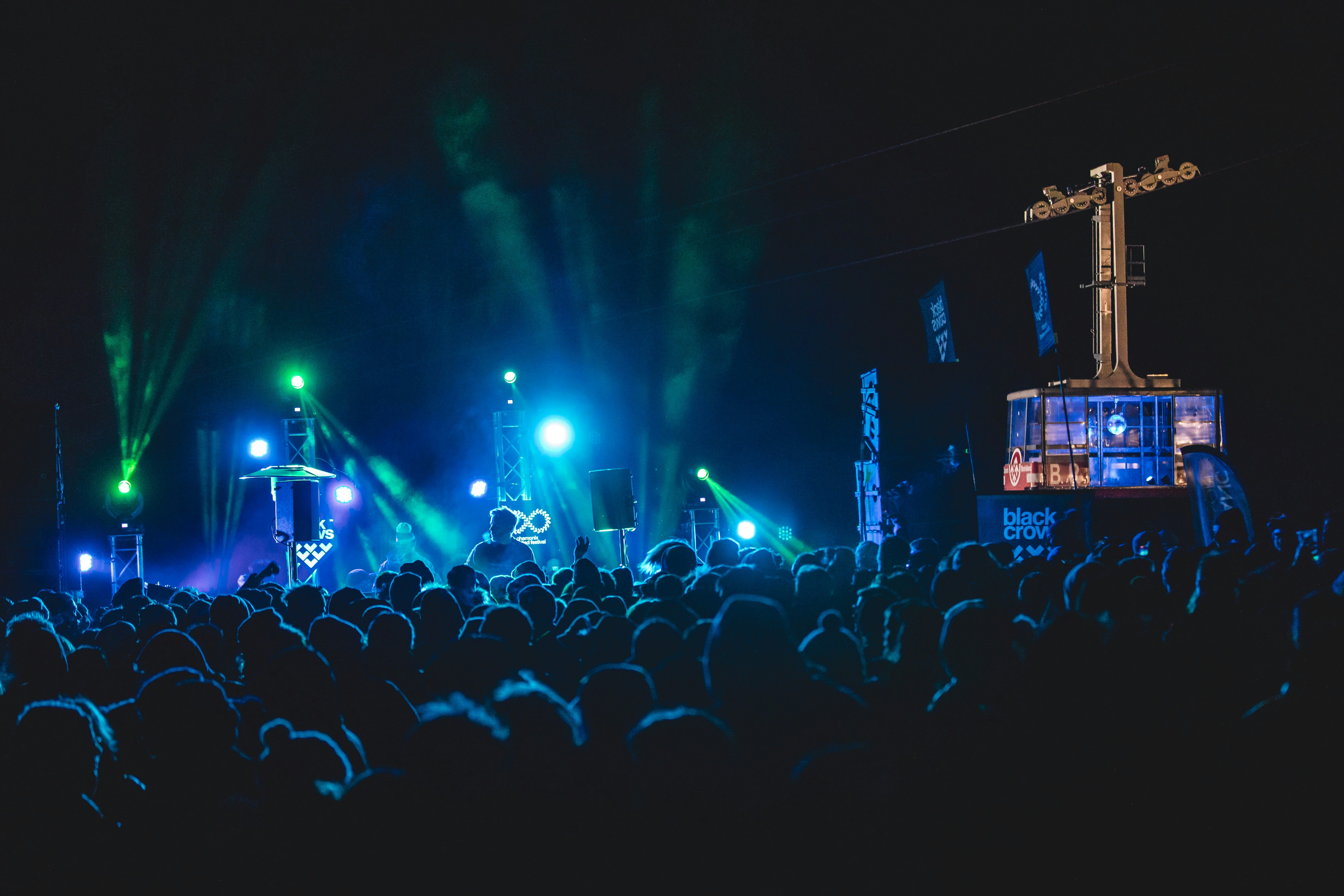 photo de nuit d'une foule de dos en festival