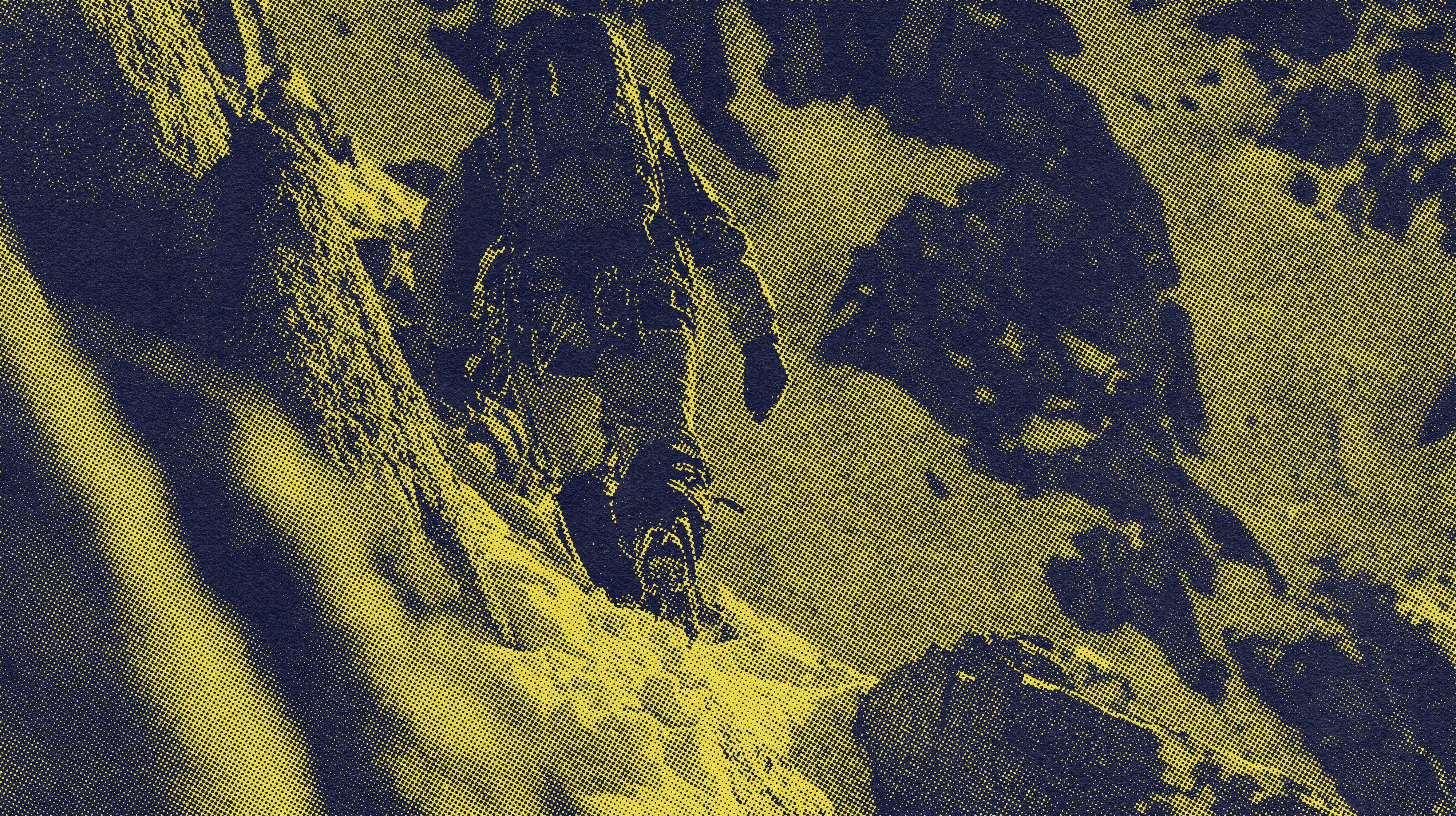 un alpiniste de dos en montagne avec un filtre jaune sur la photo 