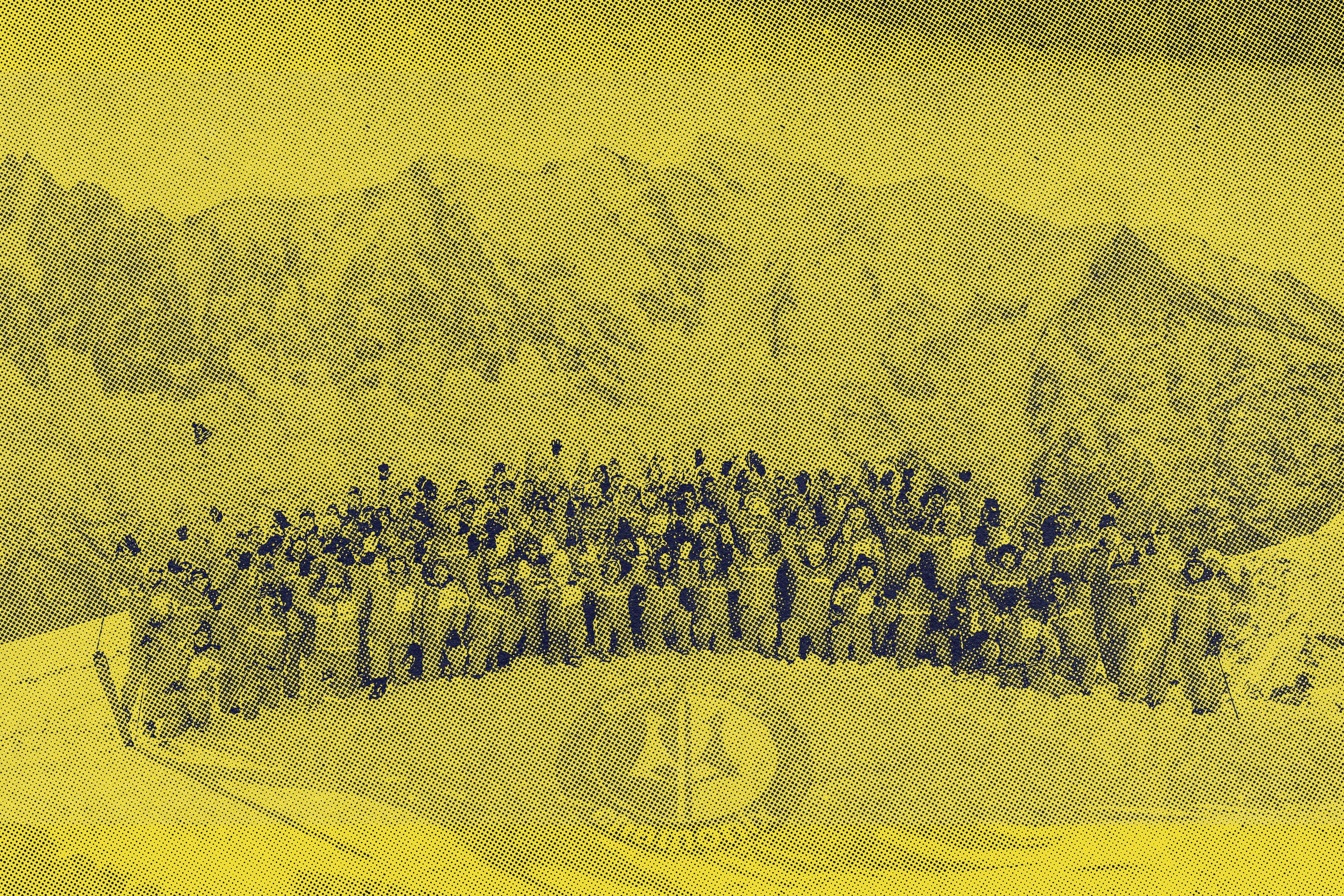 Photo d'un grand groupe de moniteurs ESF avec un filtre jaune sur la photo