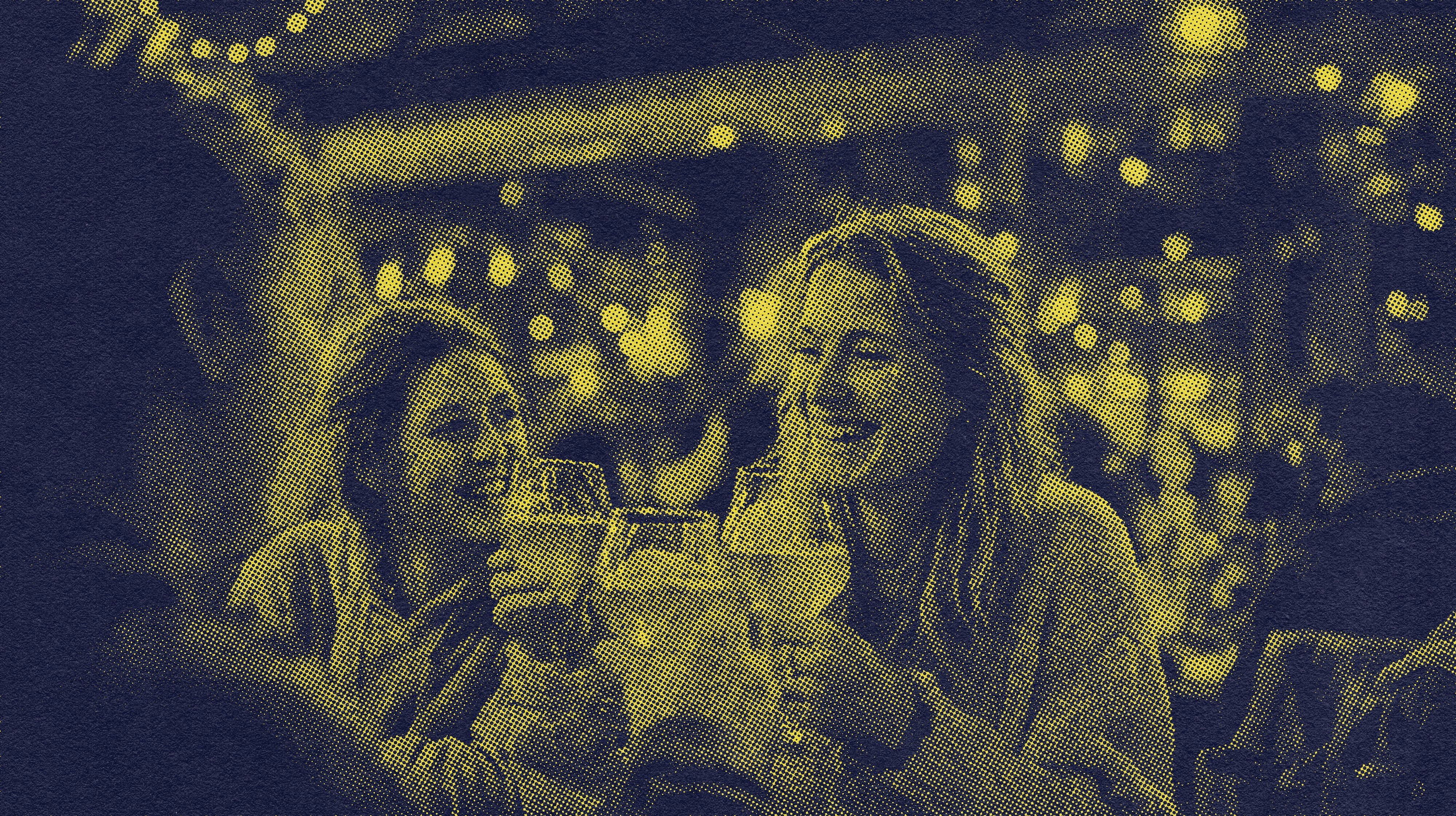 3 amis en train de trinquer avec un filtre jaune sur la photo