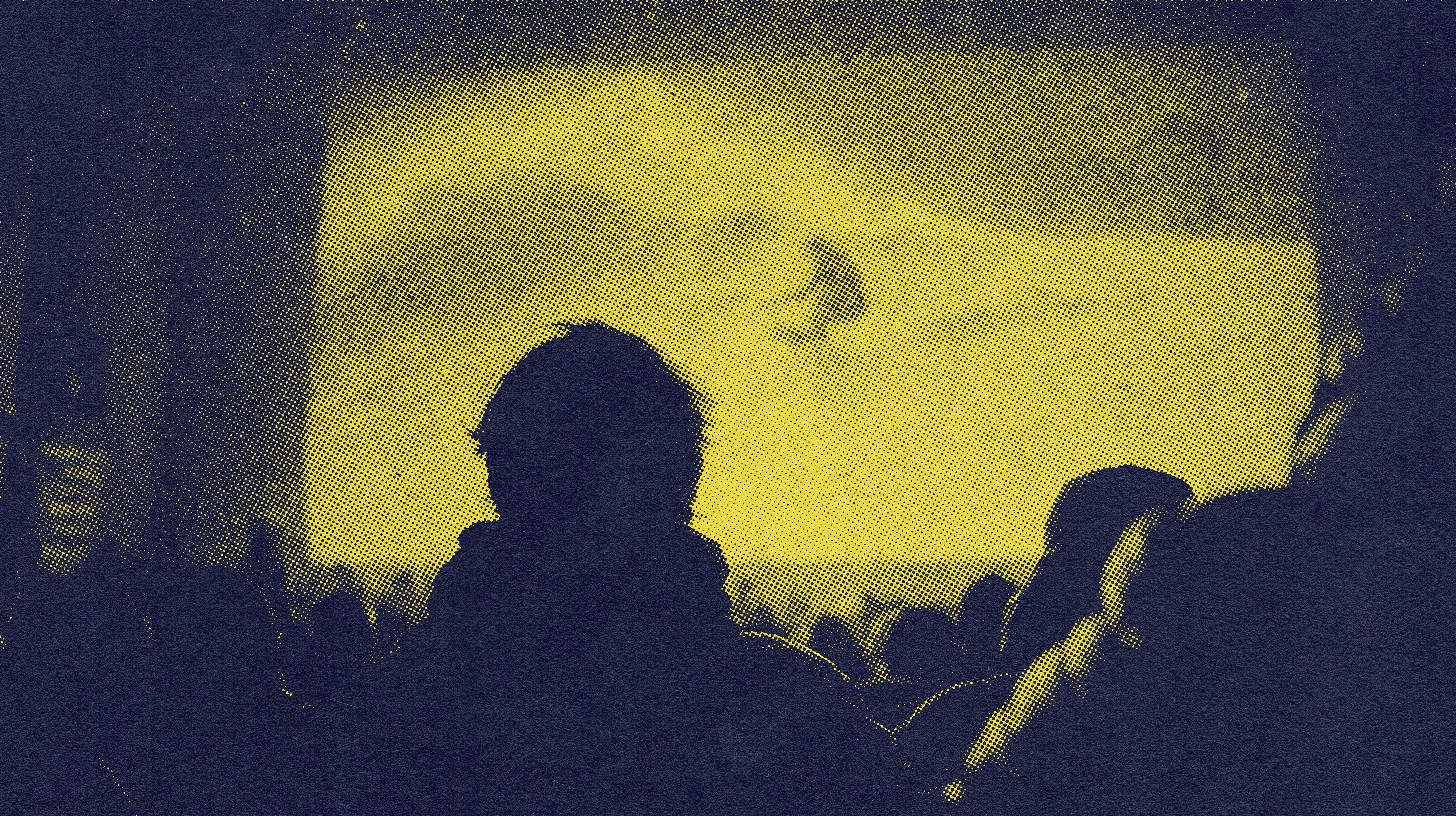 Homme de dos dans un cinéma face à un surfer à l'écran avec un filtre jaune sur la photo