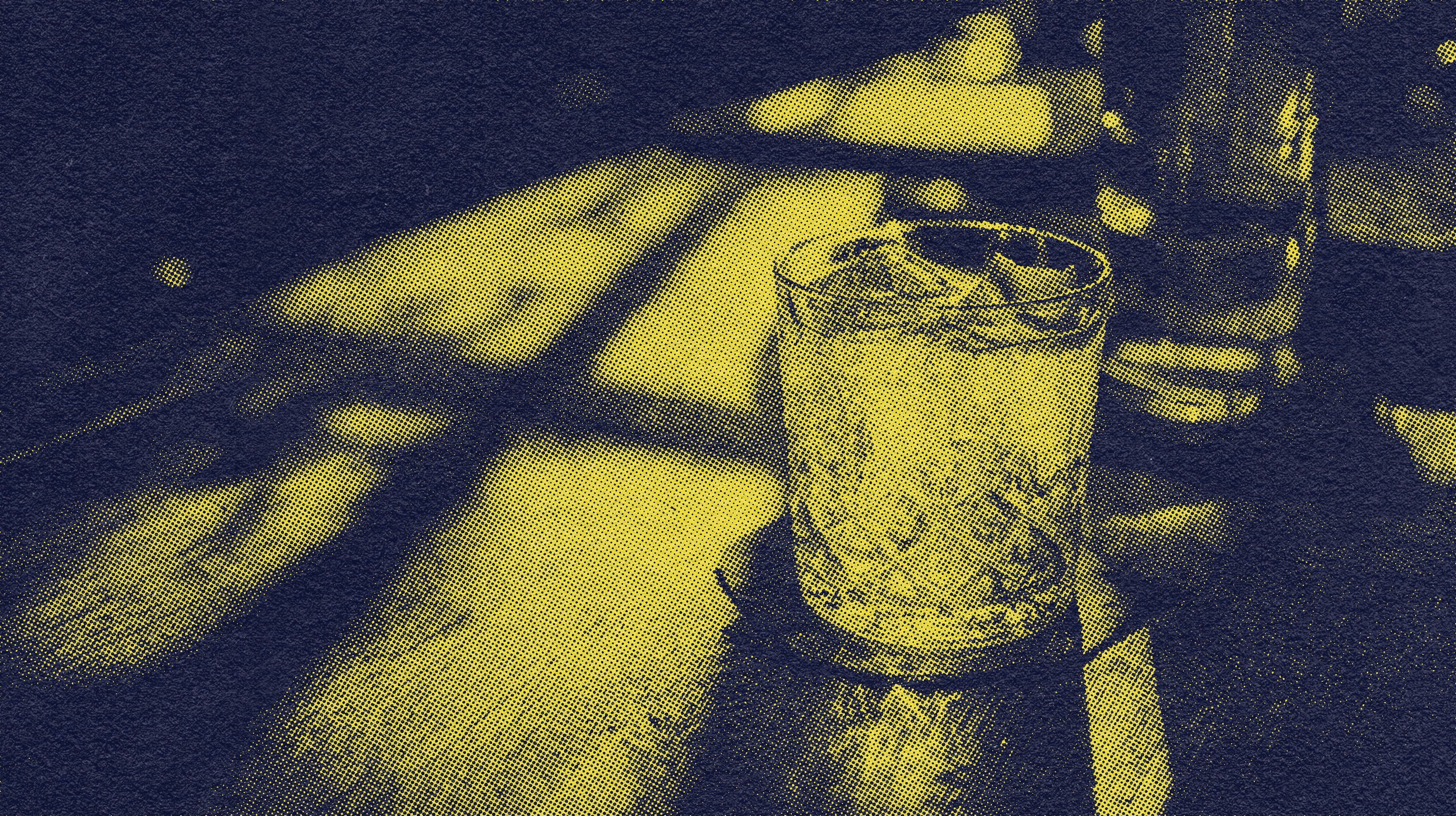 verre d'alcool posé sur une table en bois avec un filtre jaune sur la photo 