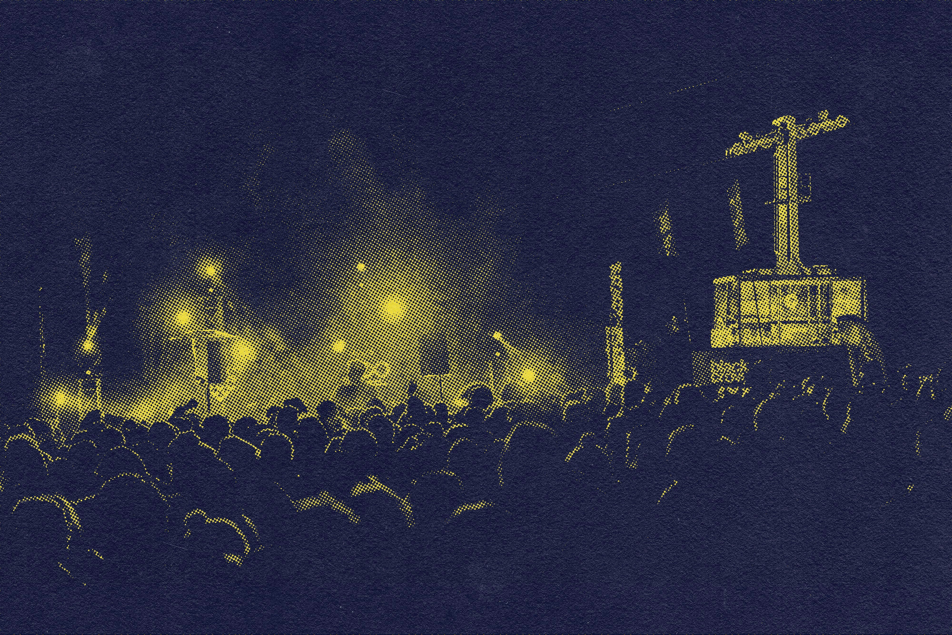 photo de nuit d'une foule de dos en festival avec un filtre jaune sur la photo 