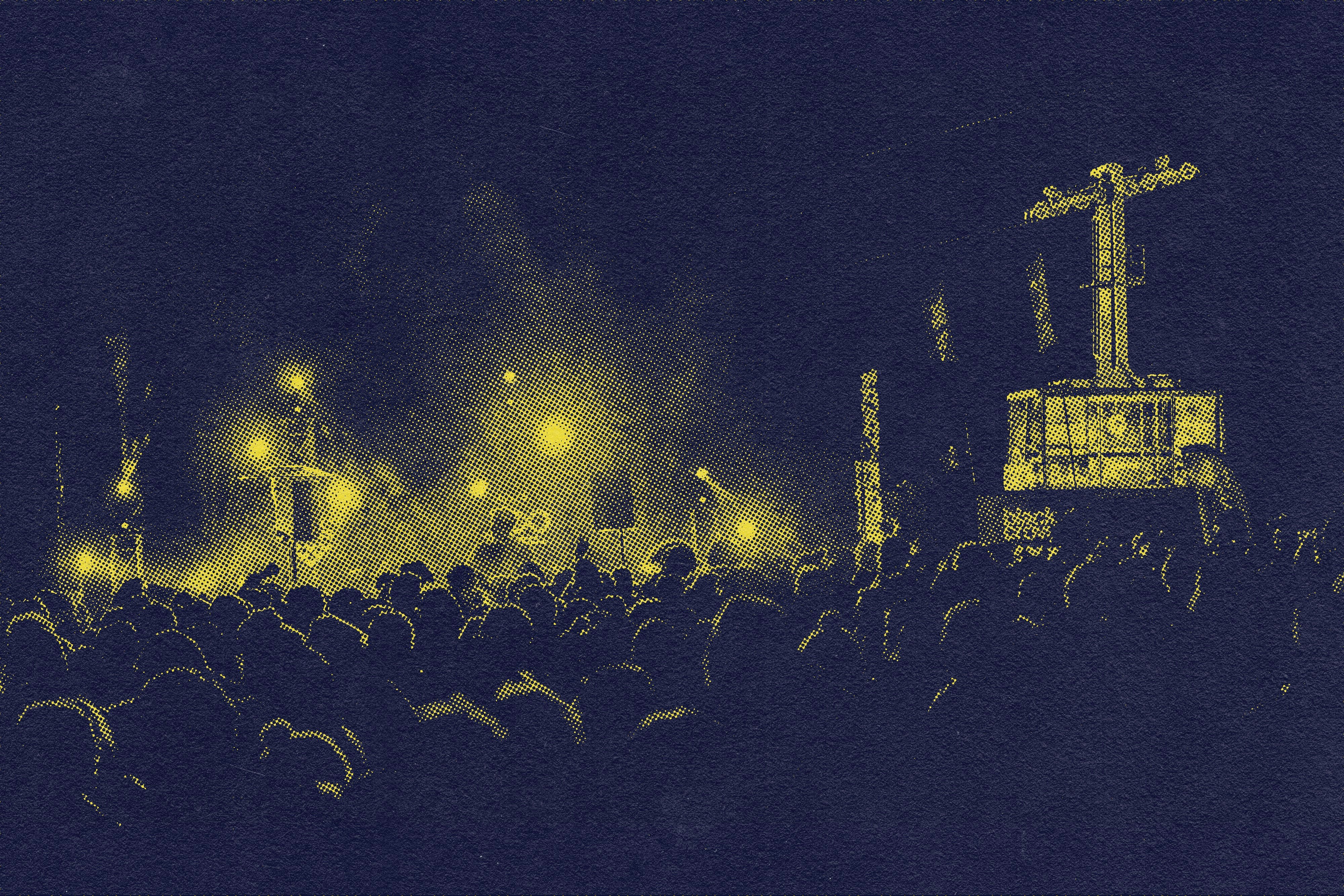 photo de nuit d'une foule de dos en festival avec un filtre jaune sur la photo 