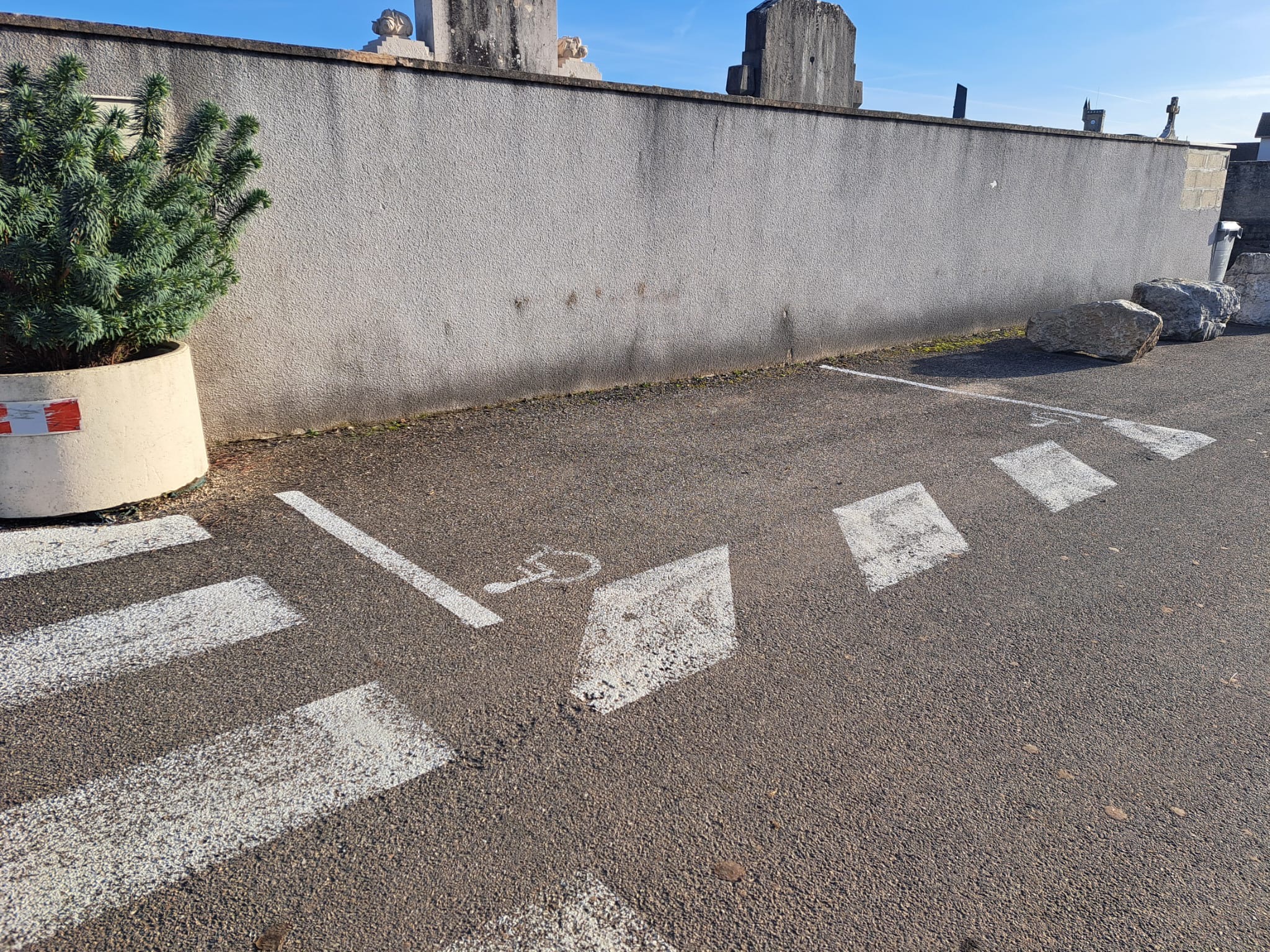 Place handicapée cimetiere