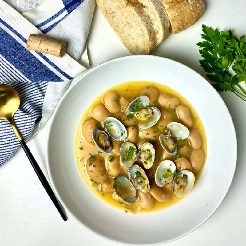 Clams with fava beans stewed
