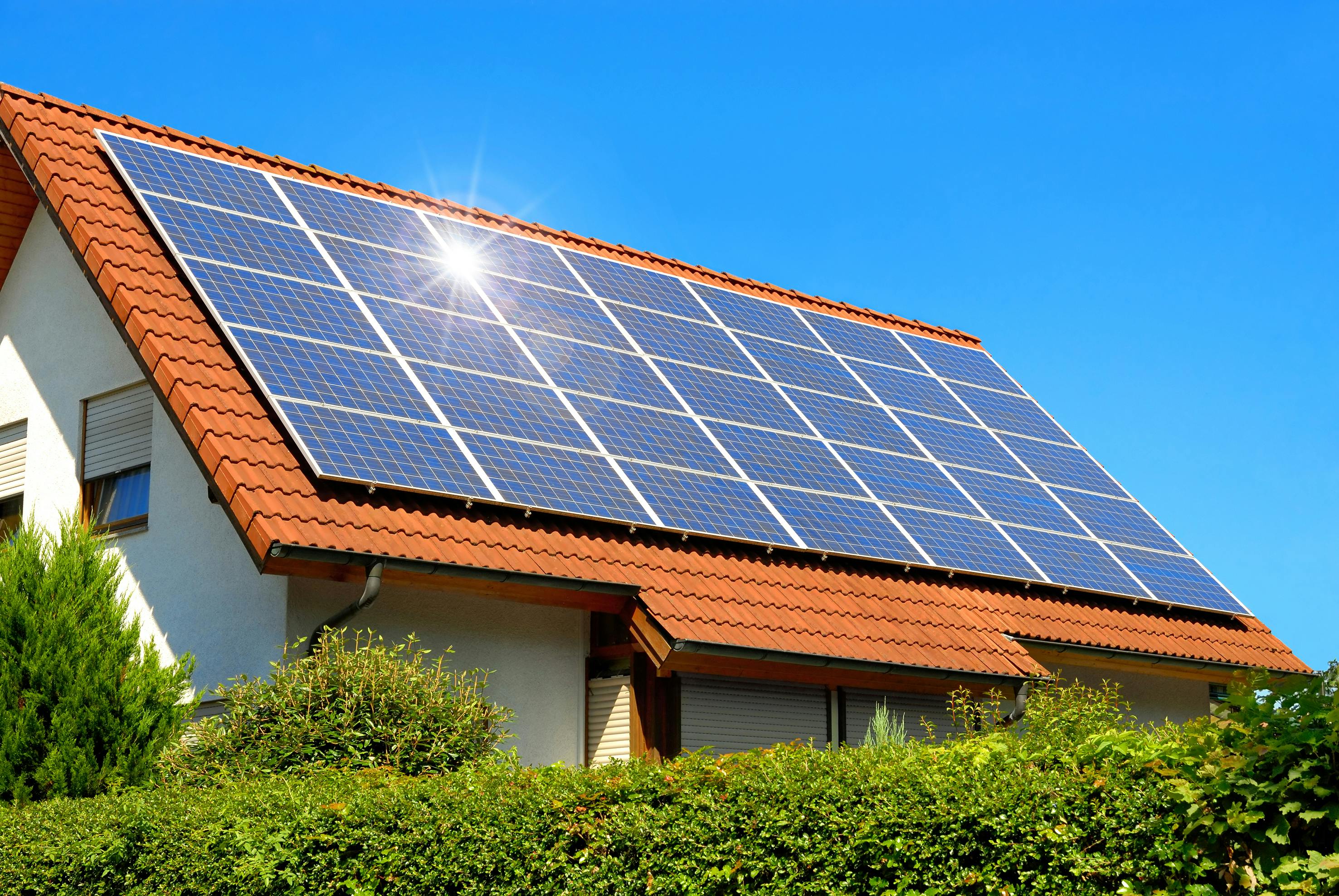 Painel solar fotovoltaico em instalação residencial