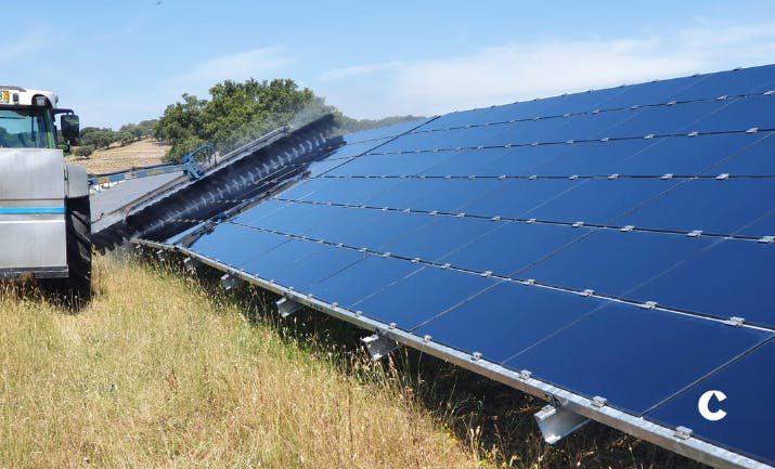 Brosse montée sur tracteur appliquant ASA sur panneaux solaires placés sur climat sec à modéré