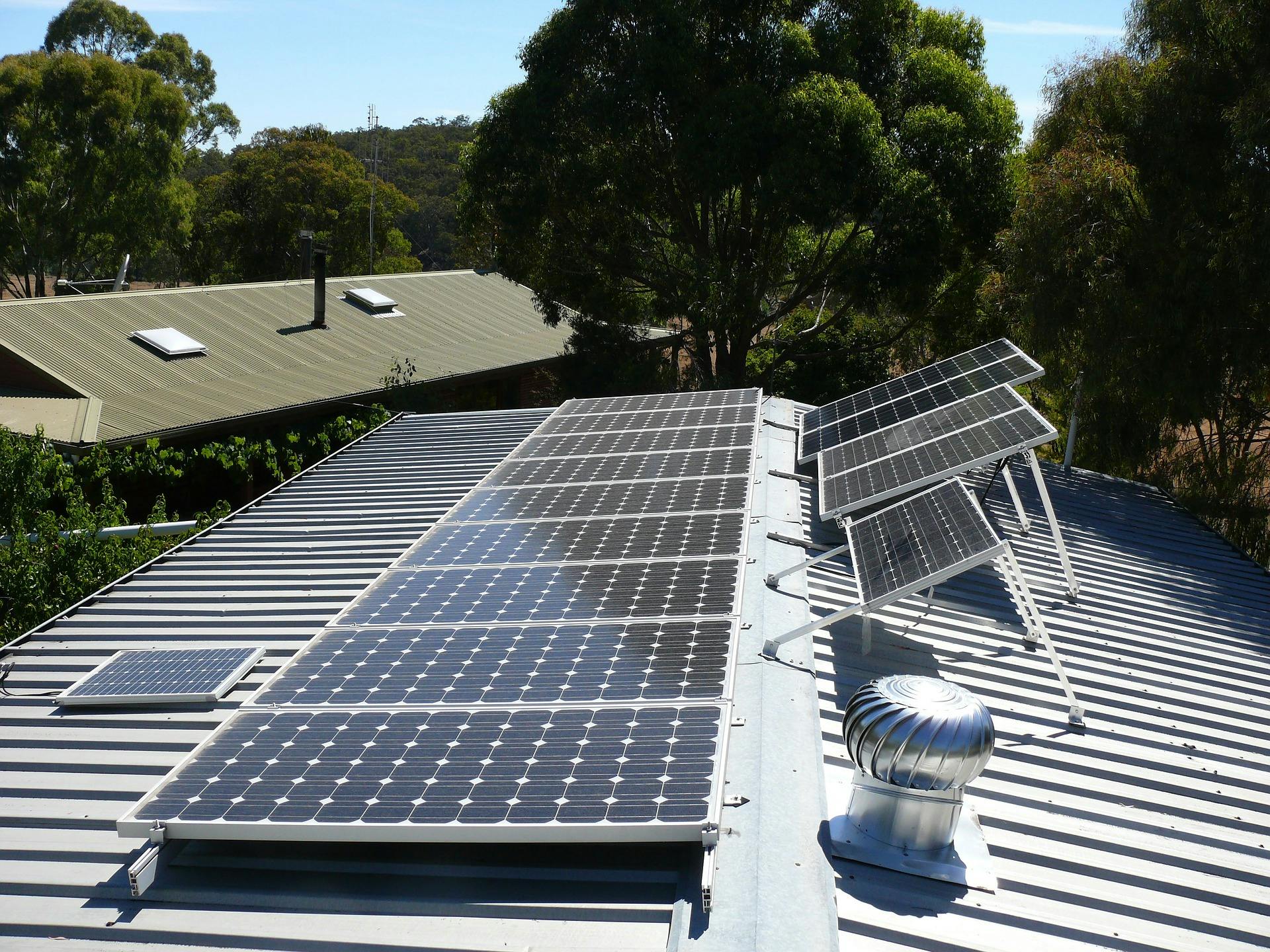 Instalación de paneles solares en una residencia privada