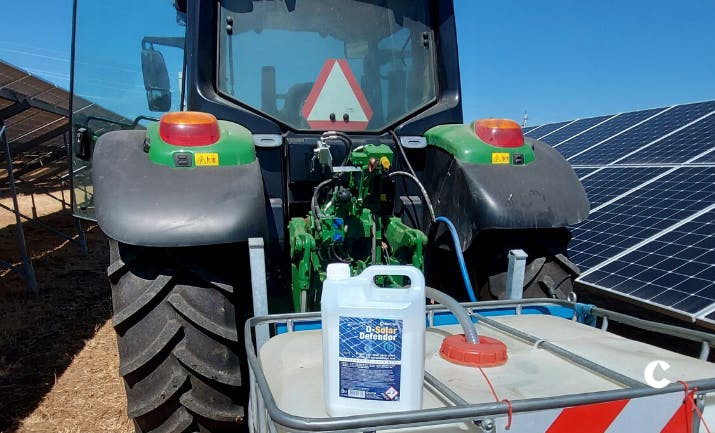 Escova montada em tractor a aplicar o revestimento DSD sobre uma instalação de painéis solares localizada em ambiente pluvioso