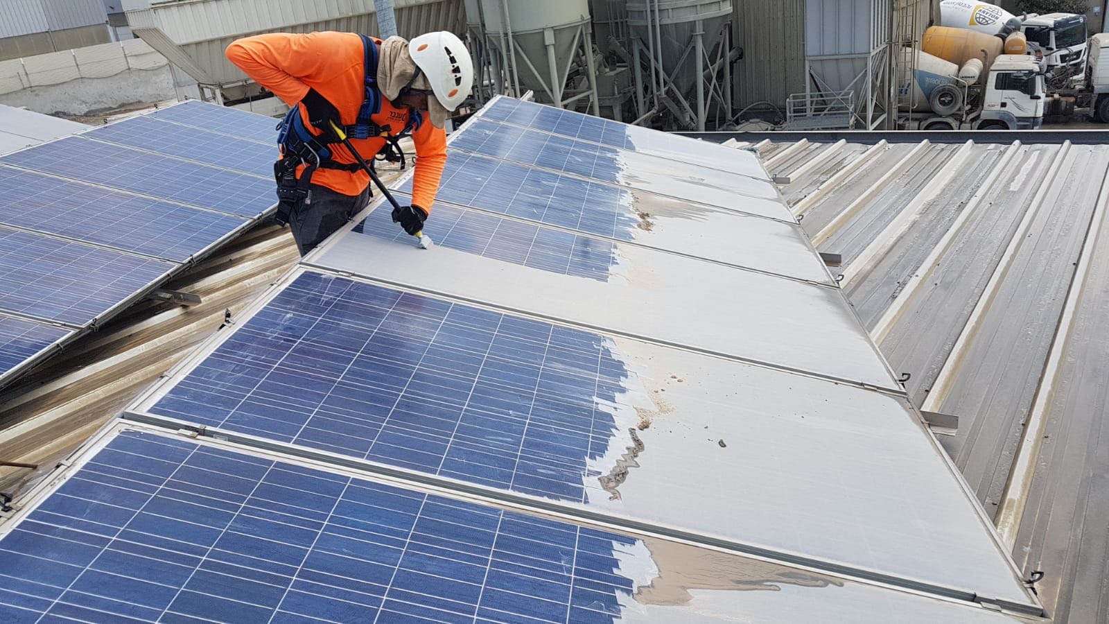 Cement cured on the glass of the panel? We have the solution. Avoid desperate measures!