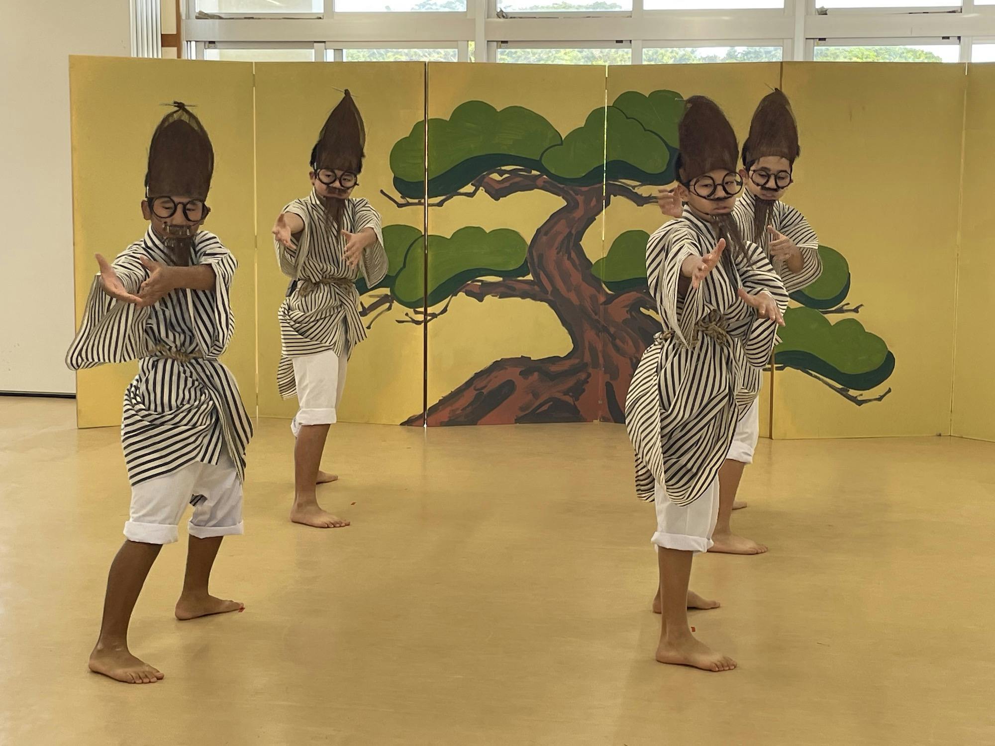 伊江小学校5年生による「国頭サバクイ」の演舞