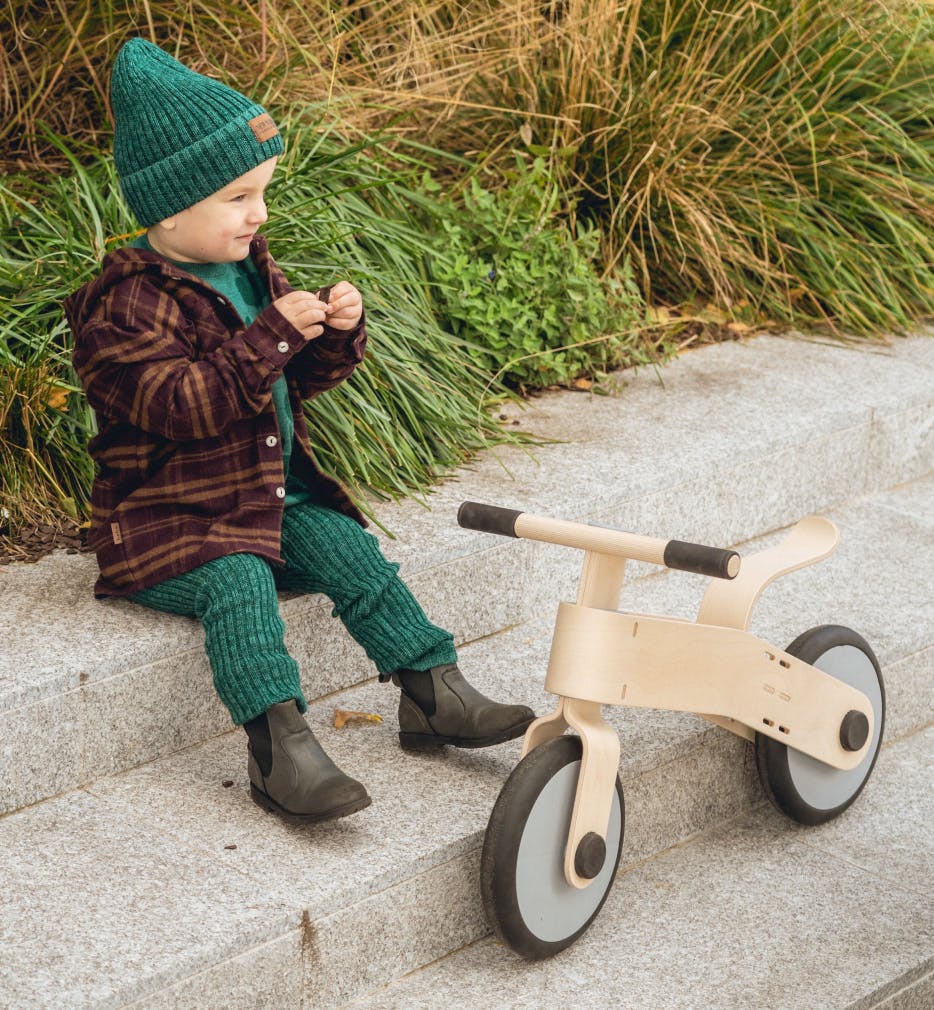 A boy with Choppy Bike looking up