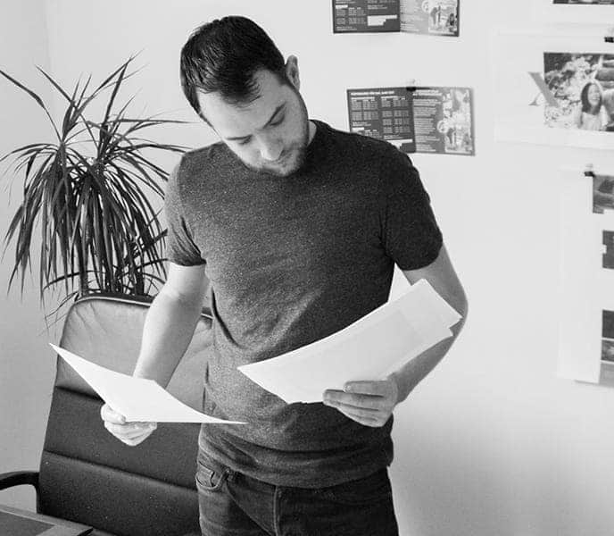 Chris Schnedl im Büro 