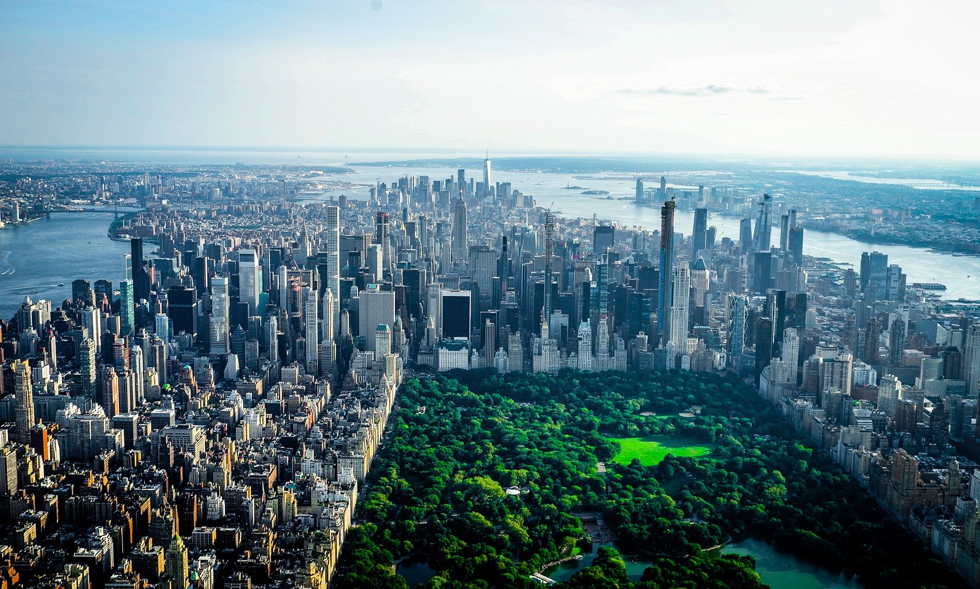 Central Park is set in the middle of the middle of the towering Manhattan . 