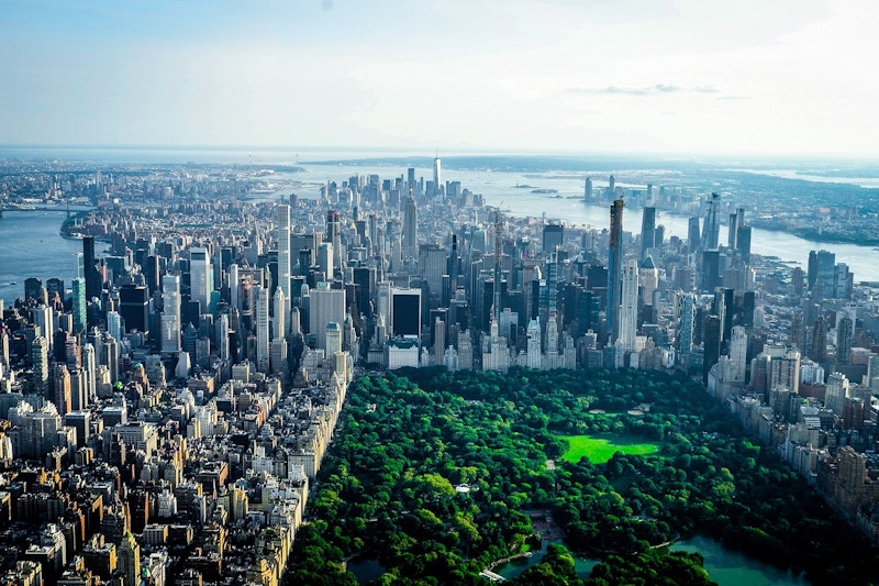 Central Park is set in the middle of the middle of the towering Manhattan . 
