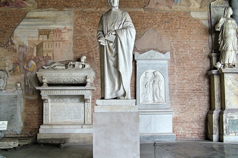 Beautiful statue dedicated to Leanardo Fibonacci 