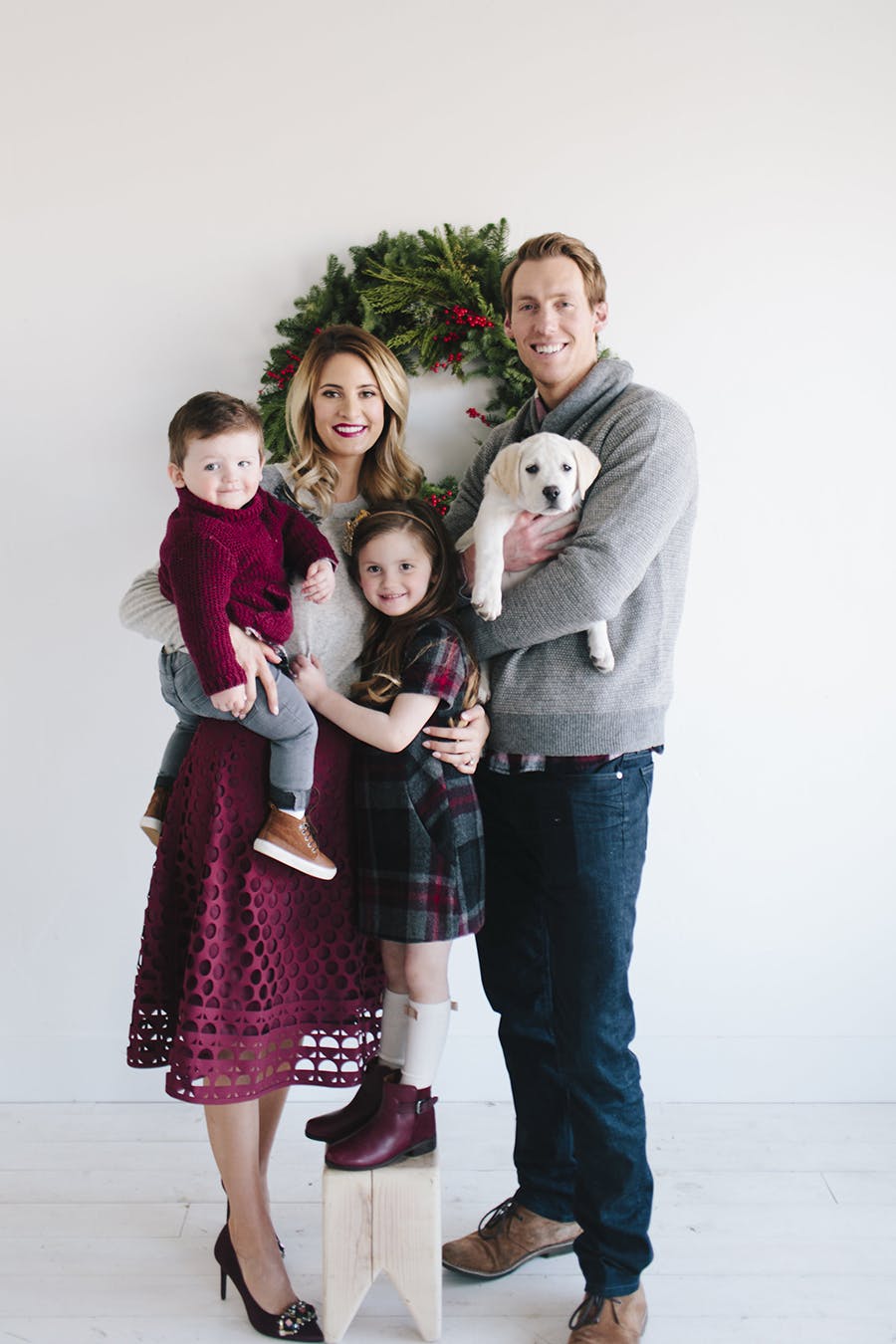 Top 48+ imagen christmas family photoshoot outfit ideas