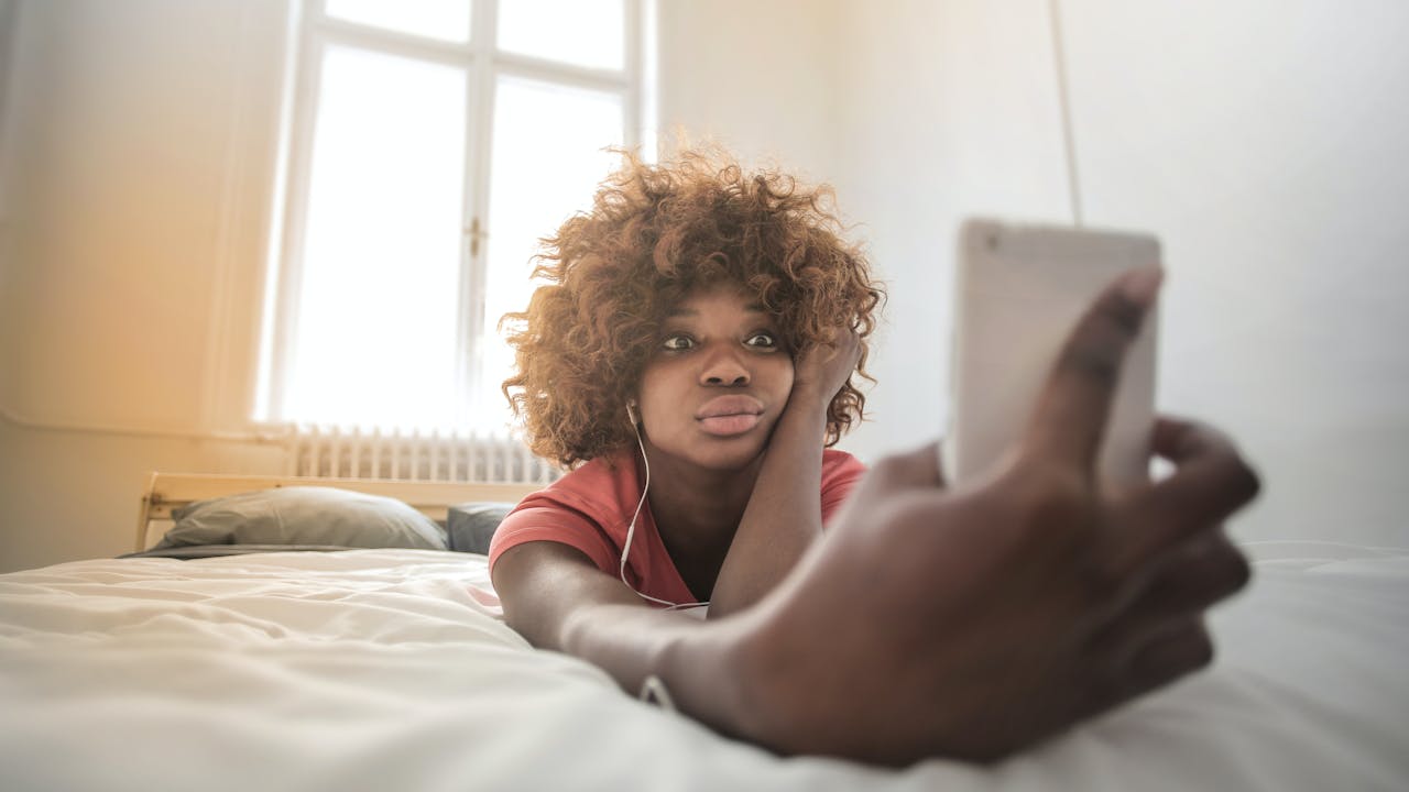 Woman talks to friend on smart phone via Marco Polo