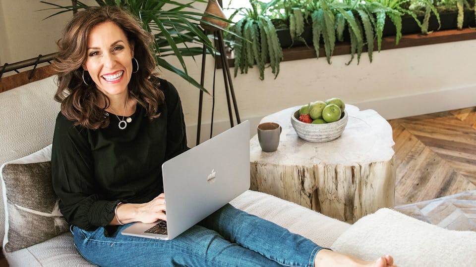 Romi Neustadt shows how to set goals and how to relentlessly edit your life