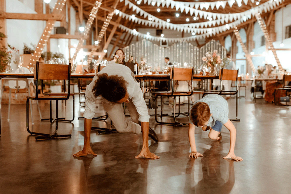 Mężczyzna i chłopiec tańczący na podłodze.