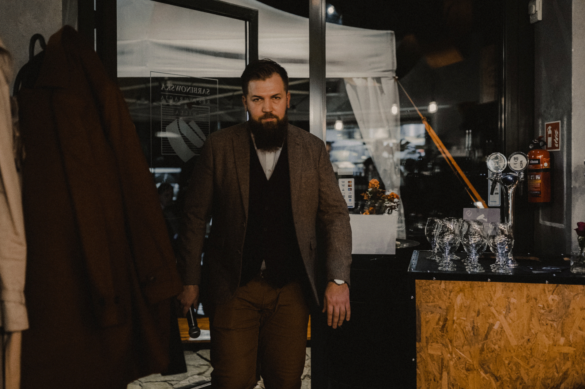 Przemysław Ciemniejewski wchodzi do pomieszczenia.