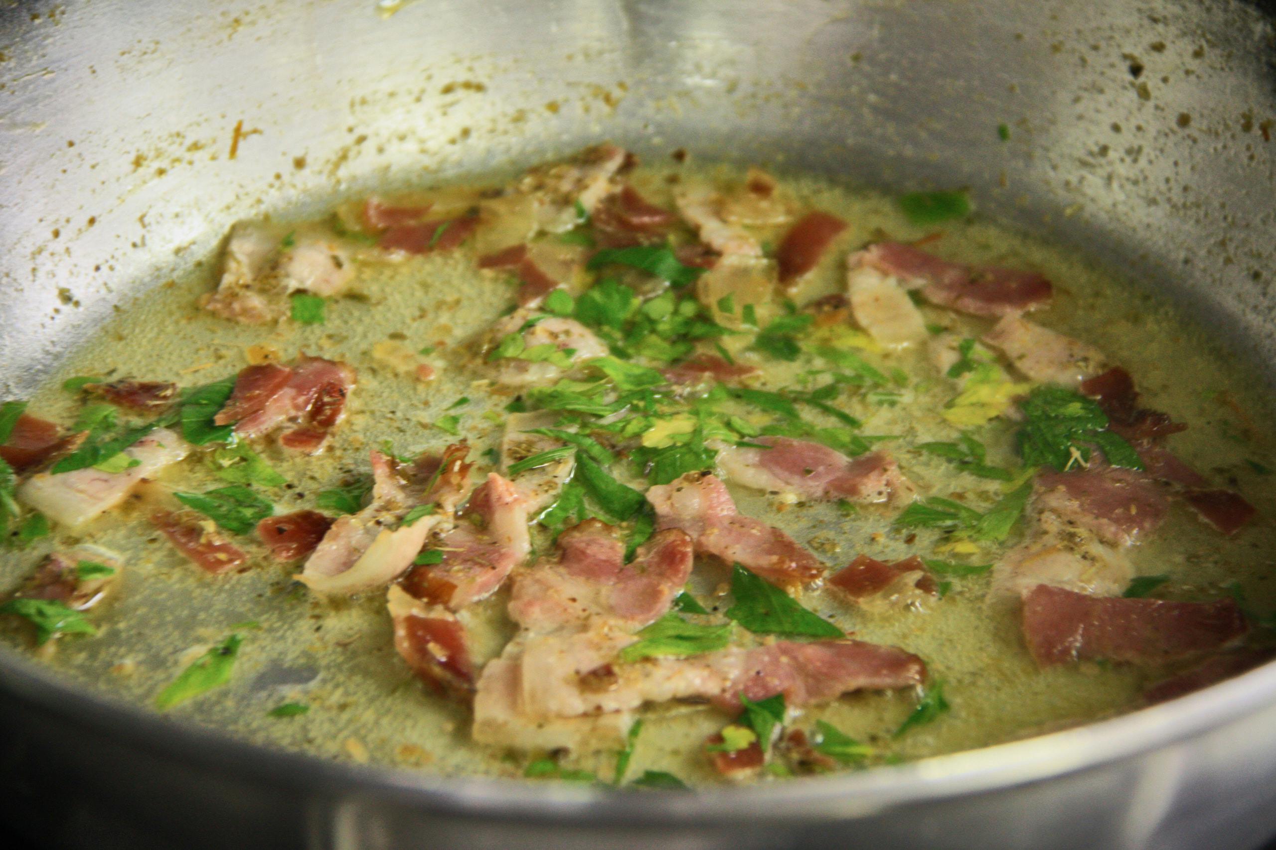 Préparation d'une carbonara au restaurant Le Cinecittà à Grenoble