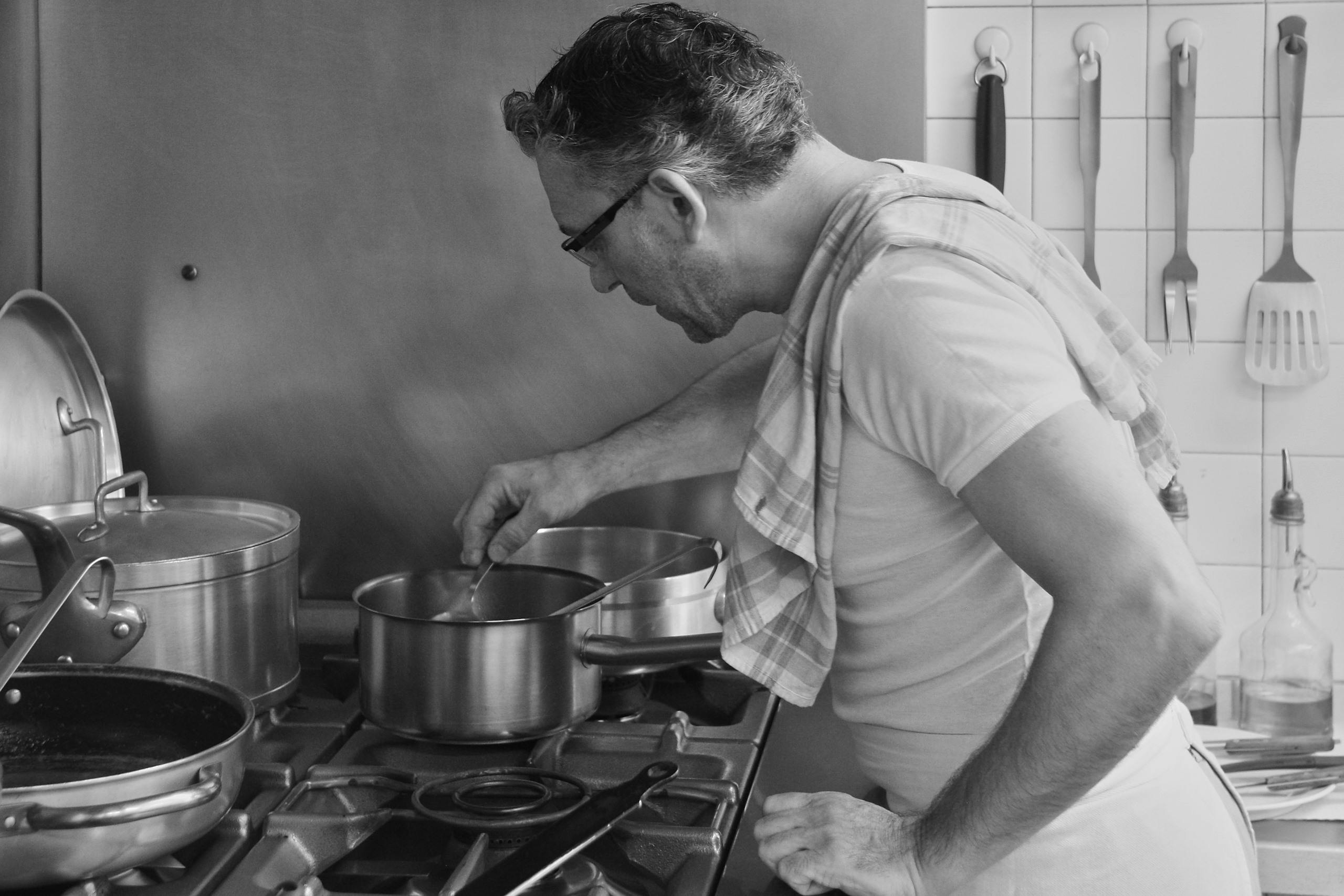 Pasquale Ricciardi à ses fourneaux dans la cuisine du restaurant Le Cinecittà à Grenoble