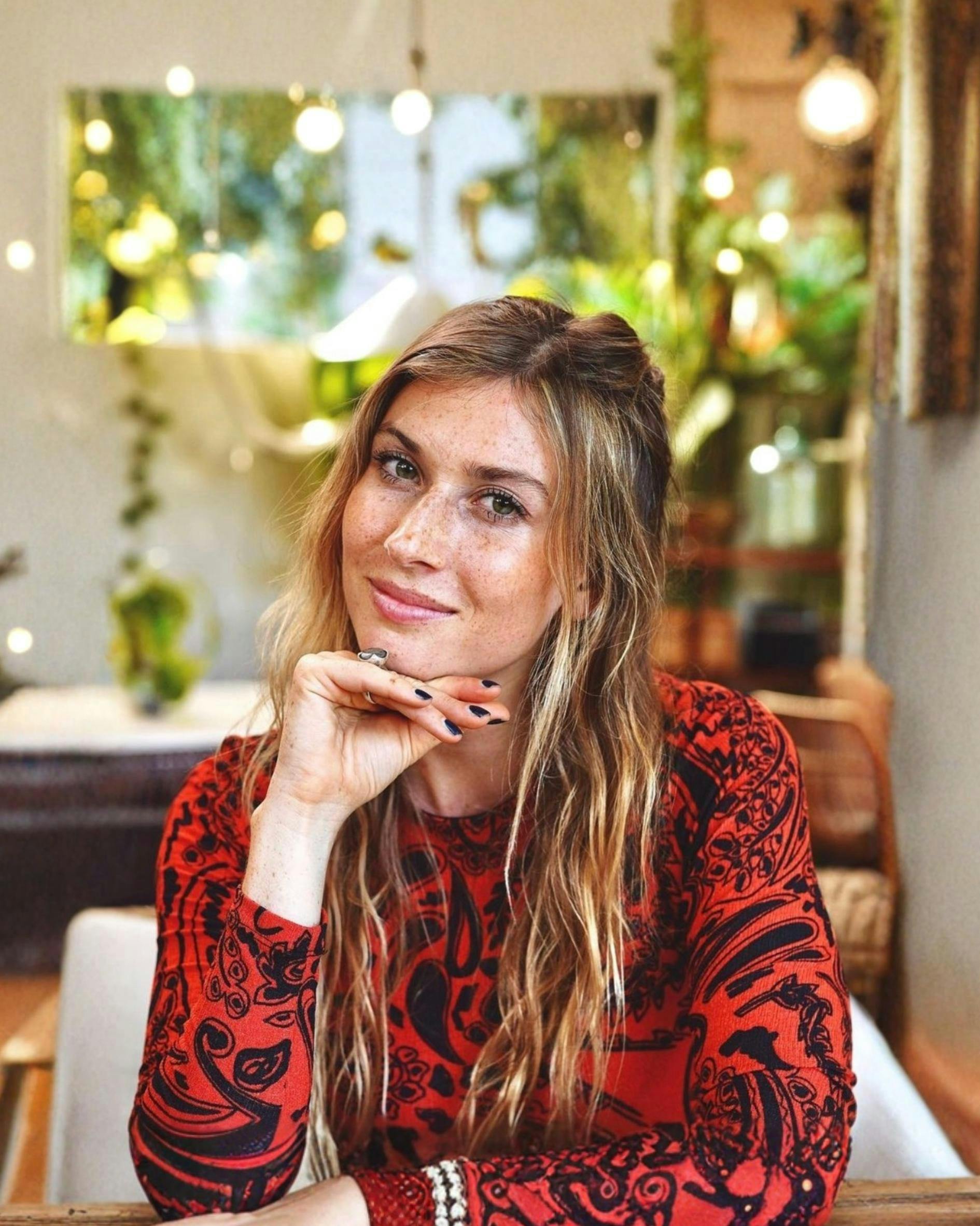 Tessa Mac matchmaker in red