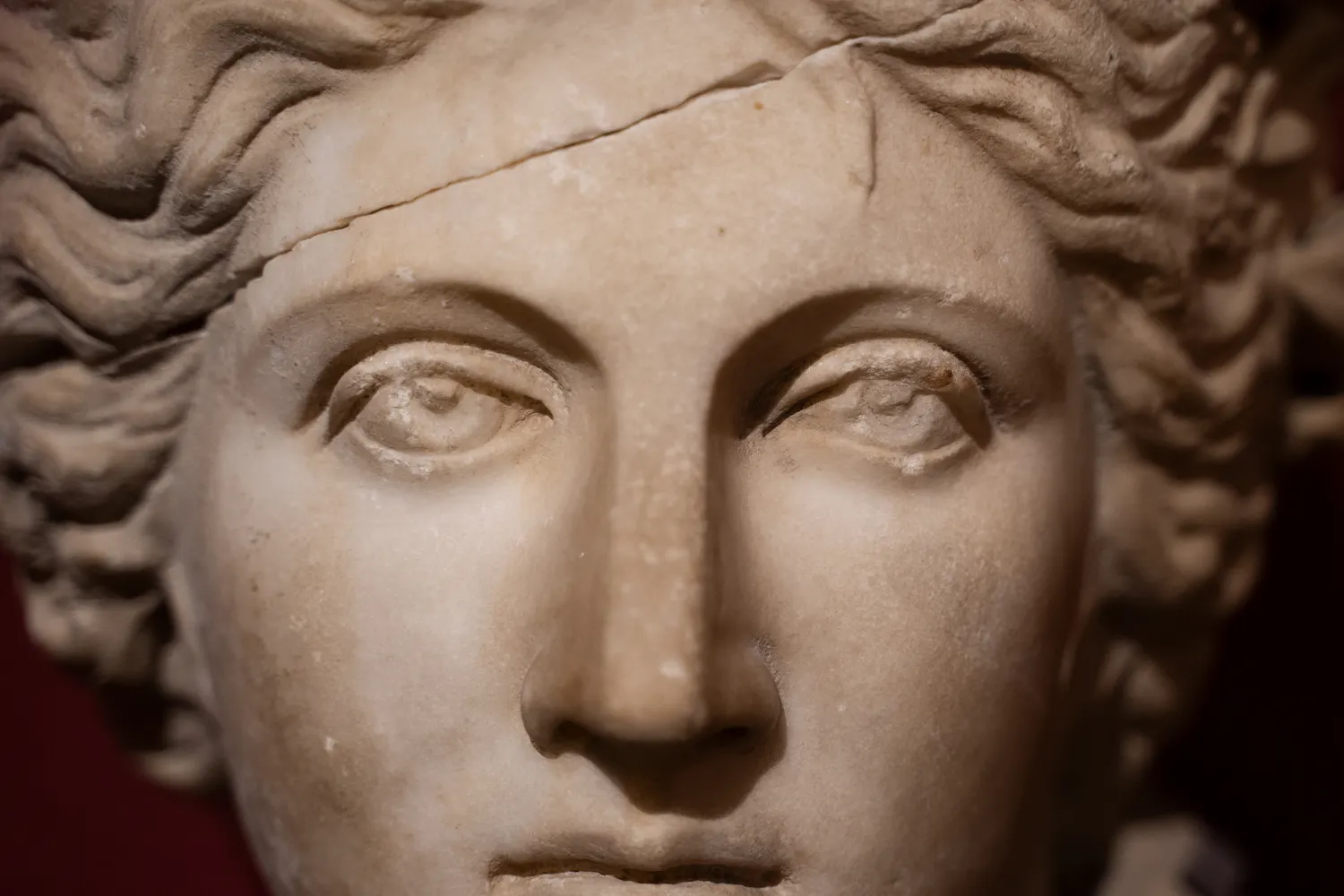 Visage de statue antique.